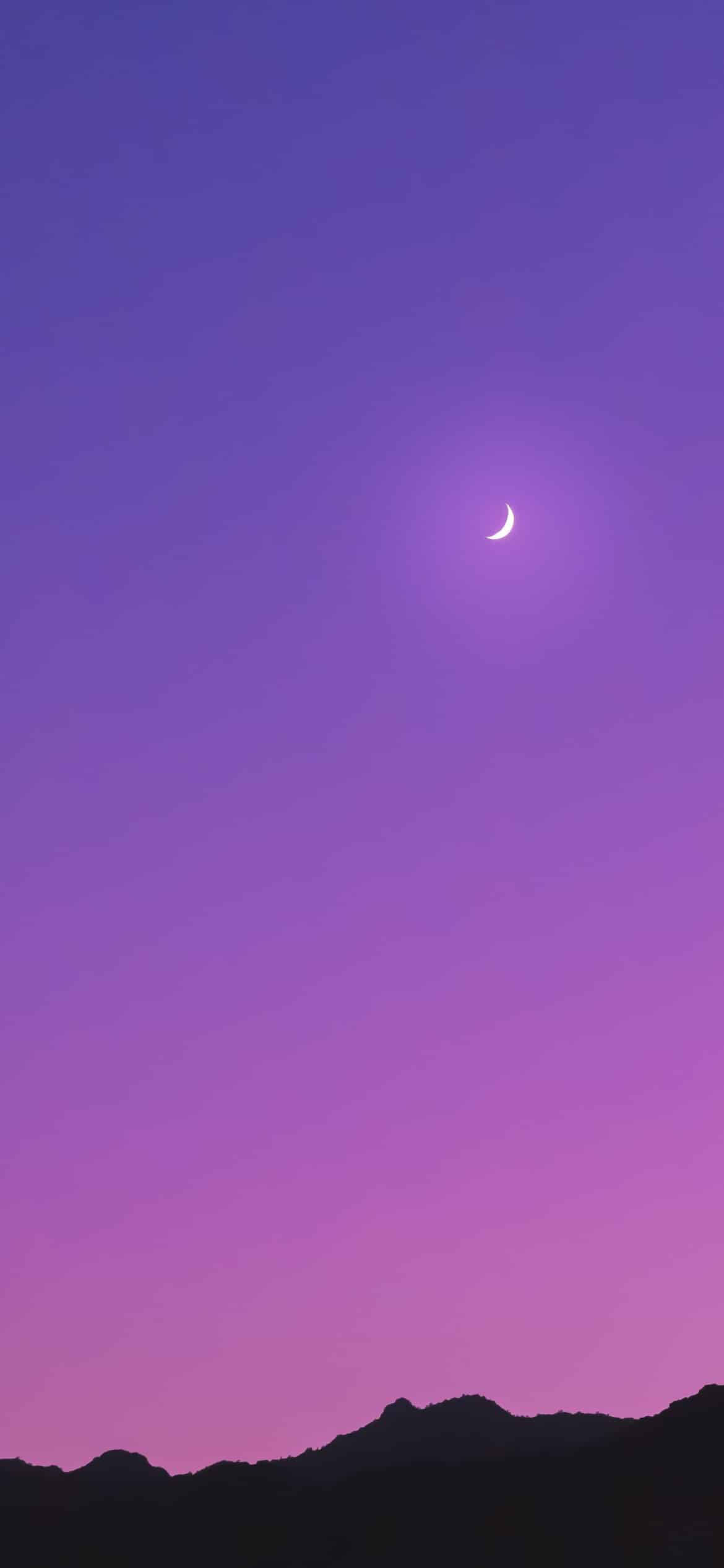 Silweta ng Bundok na Light Purple Aesthetic Wallpaper