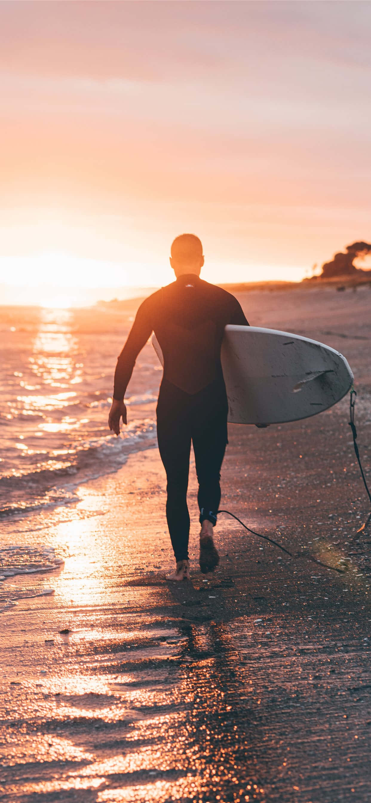 Silweta ng Lalaking May Surfboard Wallpaper