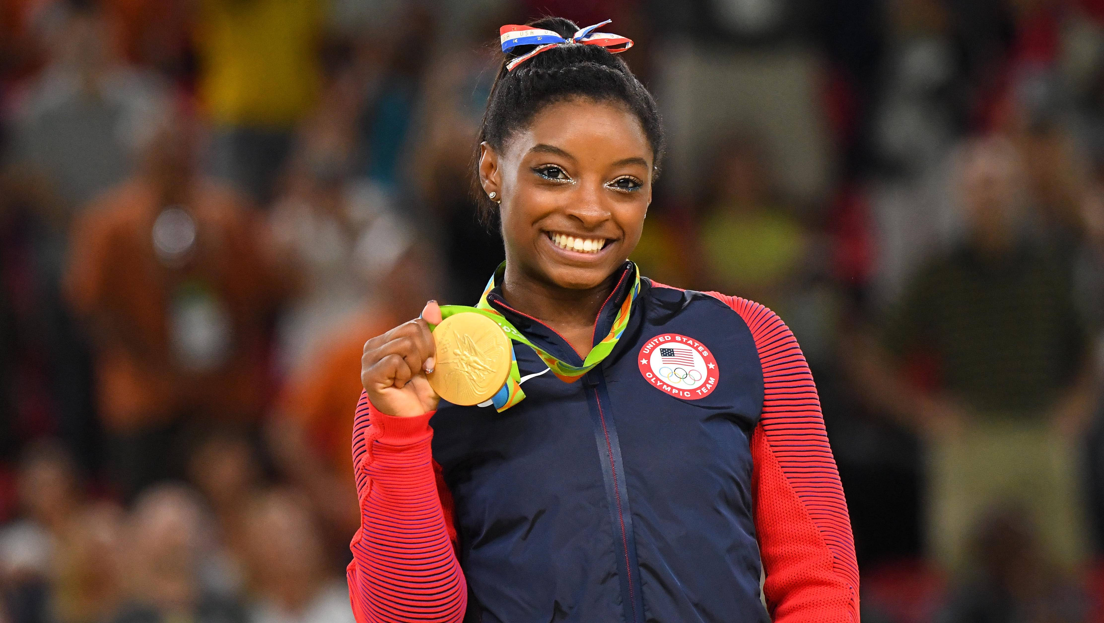 Simon Biles na May Gintong Medalya Wallpaper