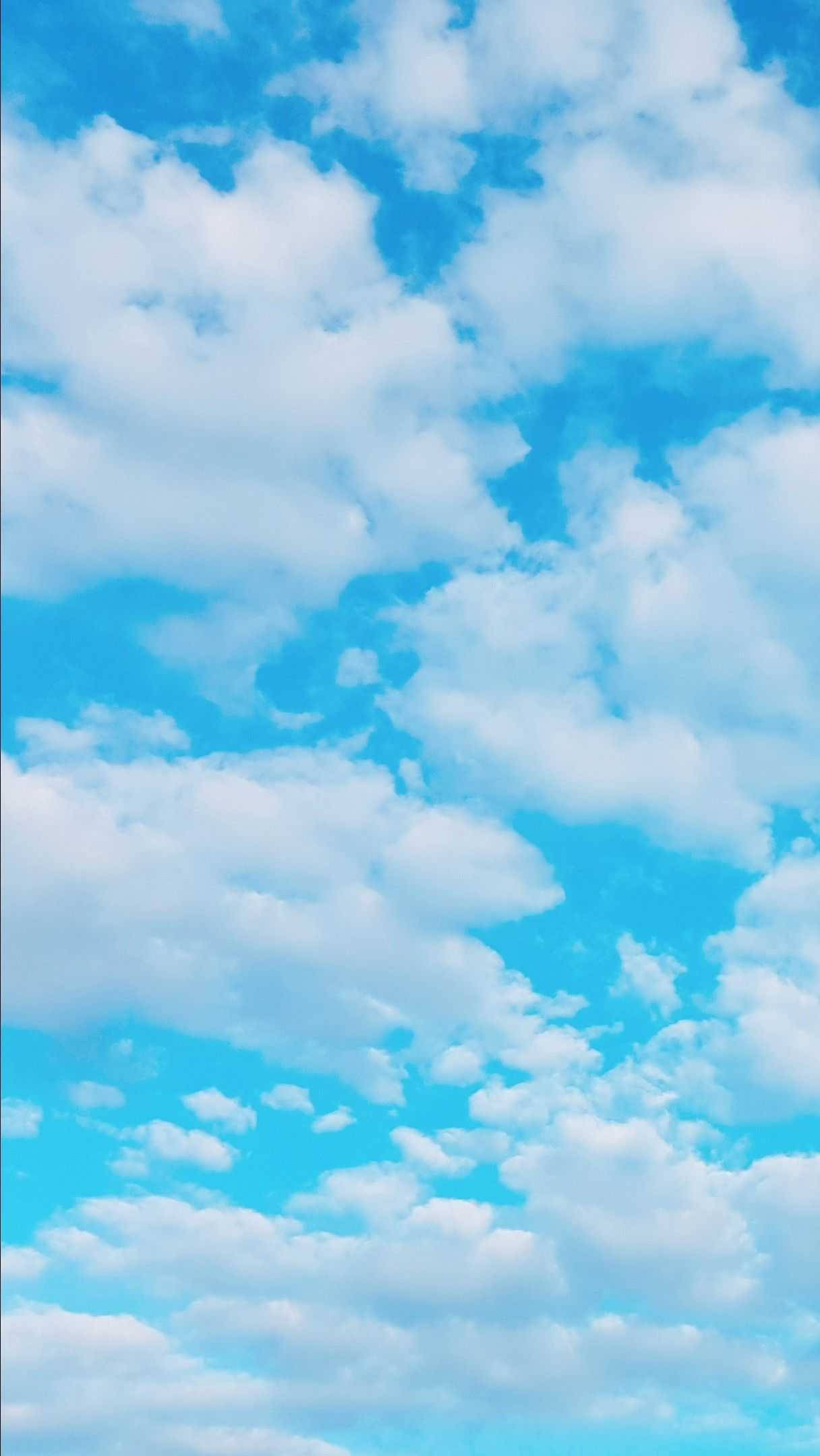Simpleng Asul na Maulap na Maulap na Langit Wallpaper