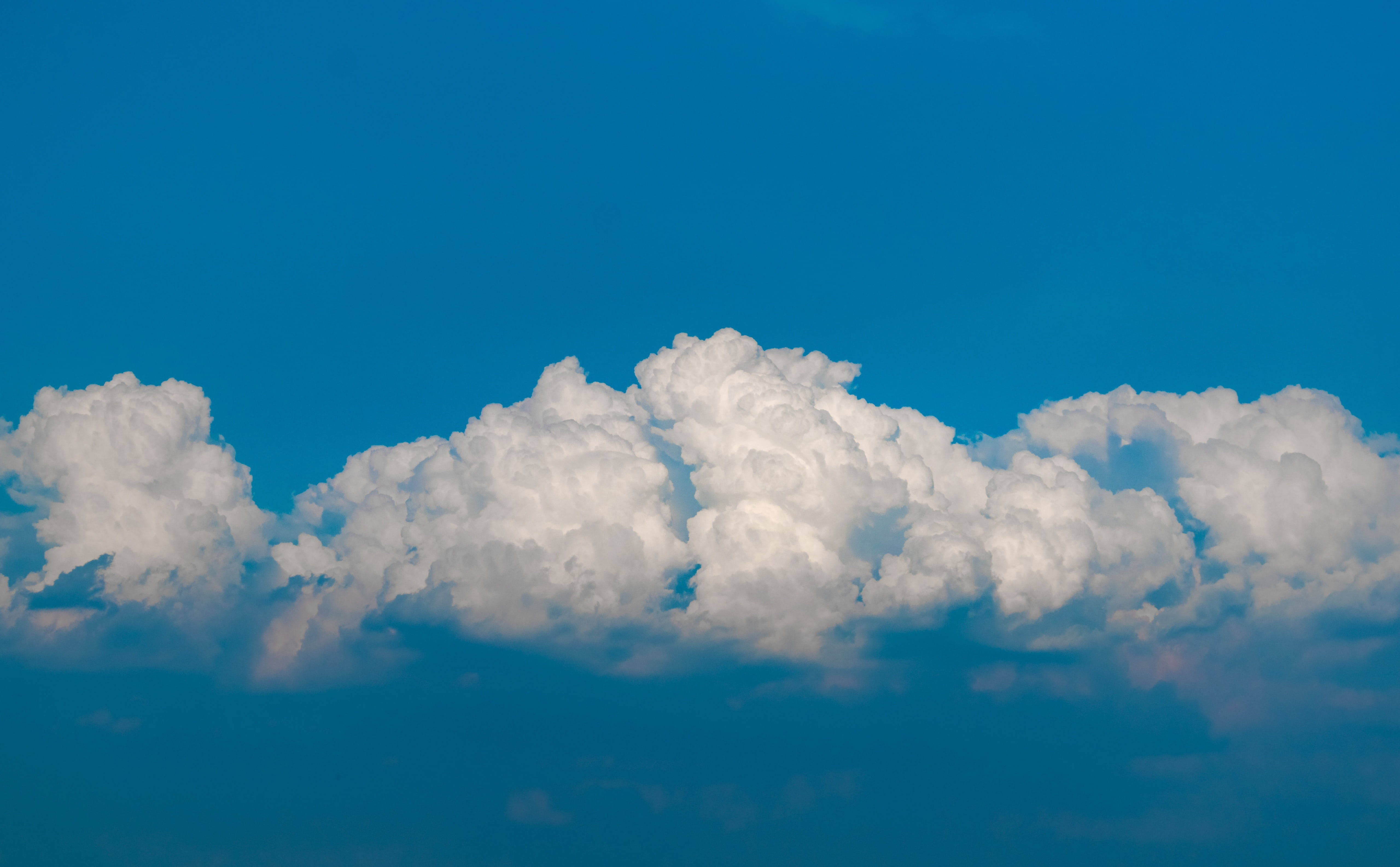 Simpleng Asul na Aesthetic na Maulap na Langit para sa Desktop Wallpaper