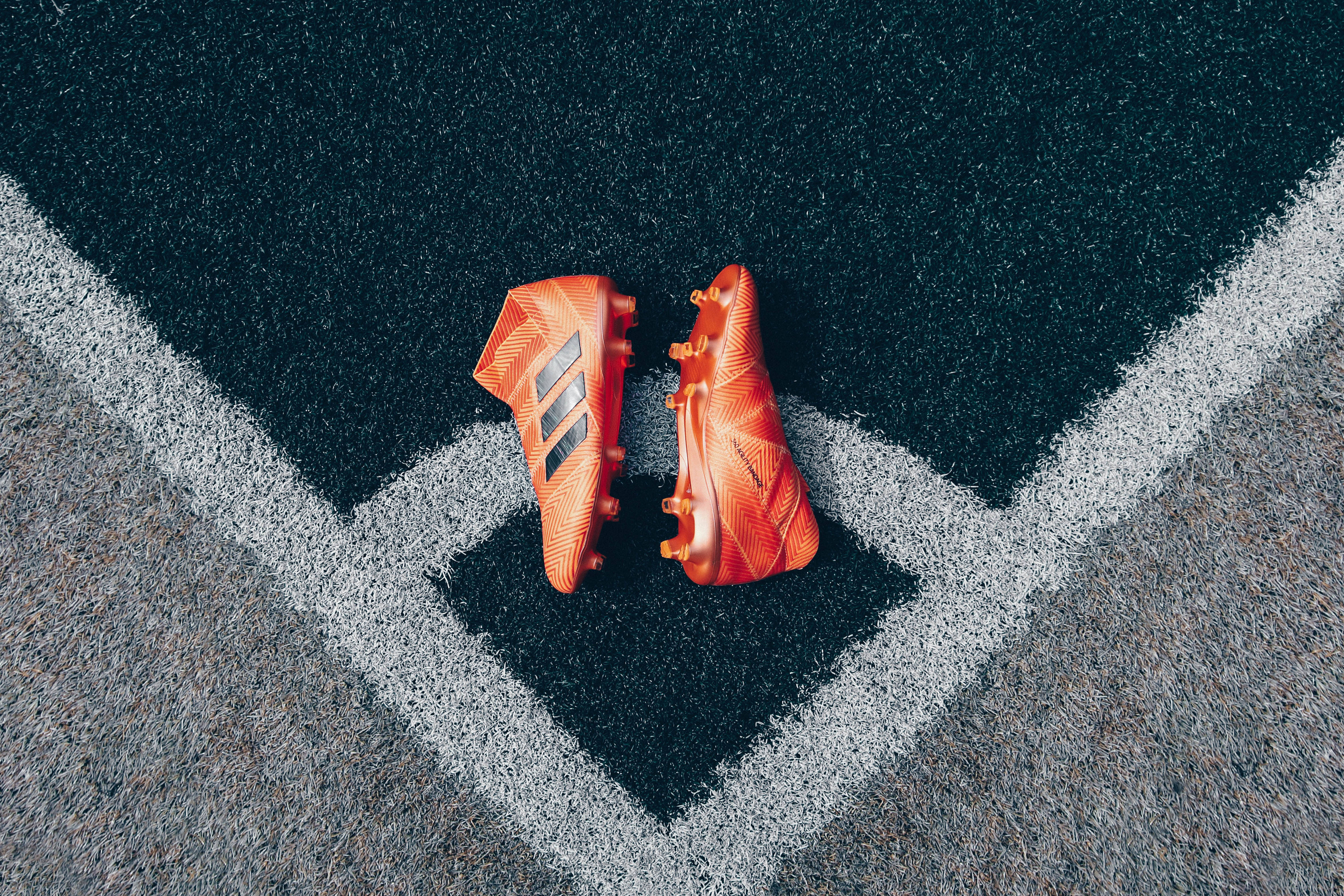 Simulan ang Panahon ng Football gamit ang Kumportableng Cleats Wallpaper