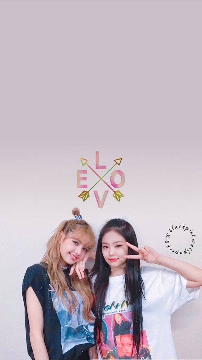 Sina Jennie at Lisa mula sa K-Pop Band Blackpink na mukhang fabulous sa magkakatugmang outfits Wallpaper