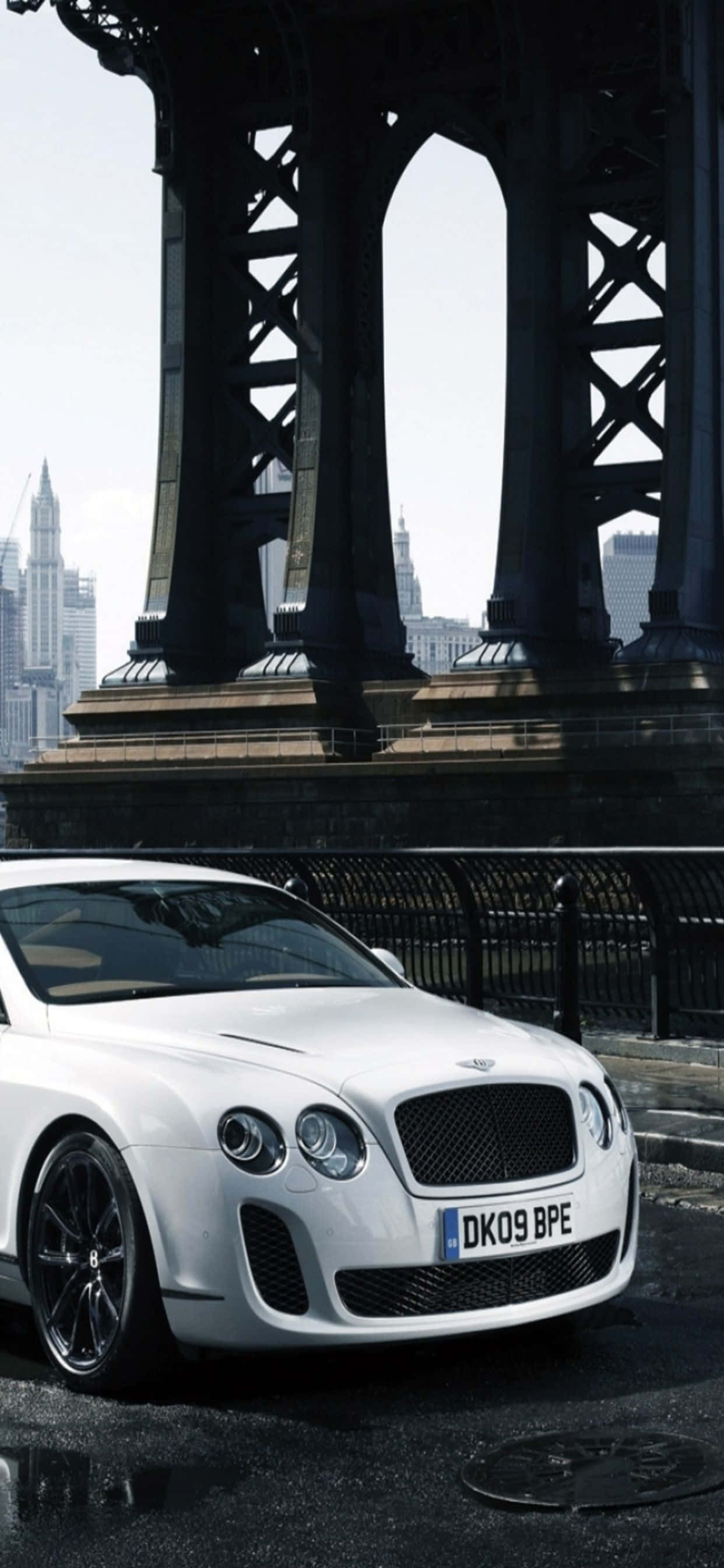 Sinasalubong ang karangyaan sa litrato ng isang Bentley at iPhone Xs Max. Wallpaper
