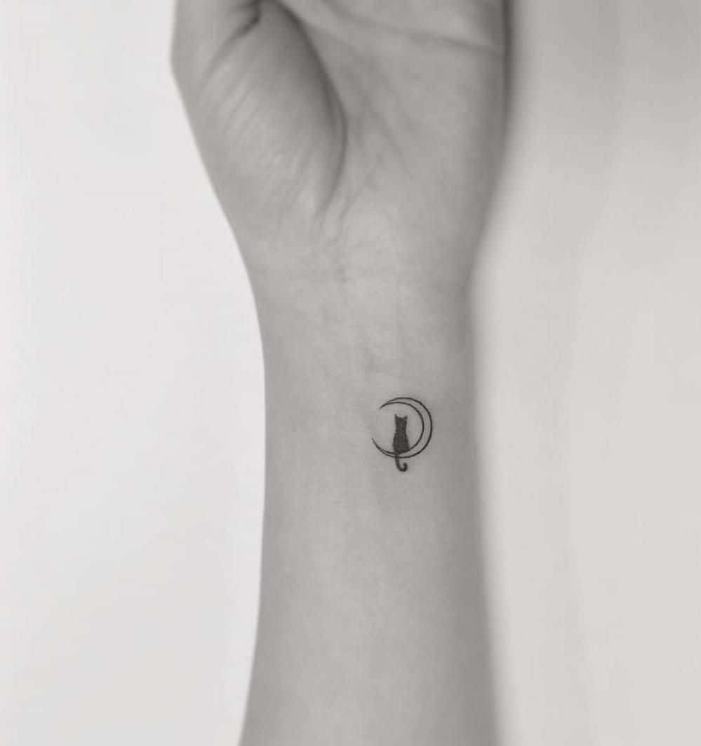 Sining ng Itim na Tinta na Tattoo na Nakakabighani Wallpaper