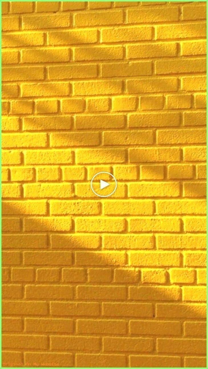 Sining ng Nakaraan - Dilaw na Vintage Aesthetic na Brick Wall Wallpaper