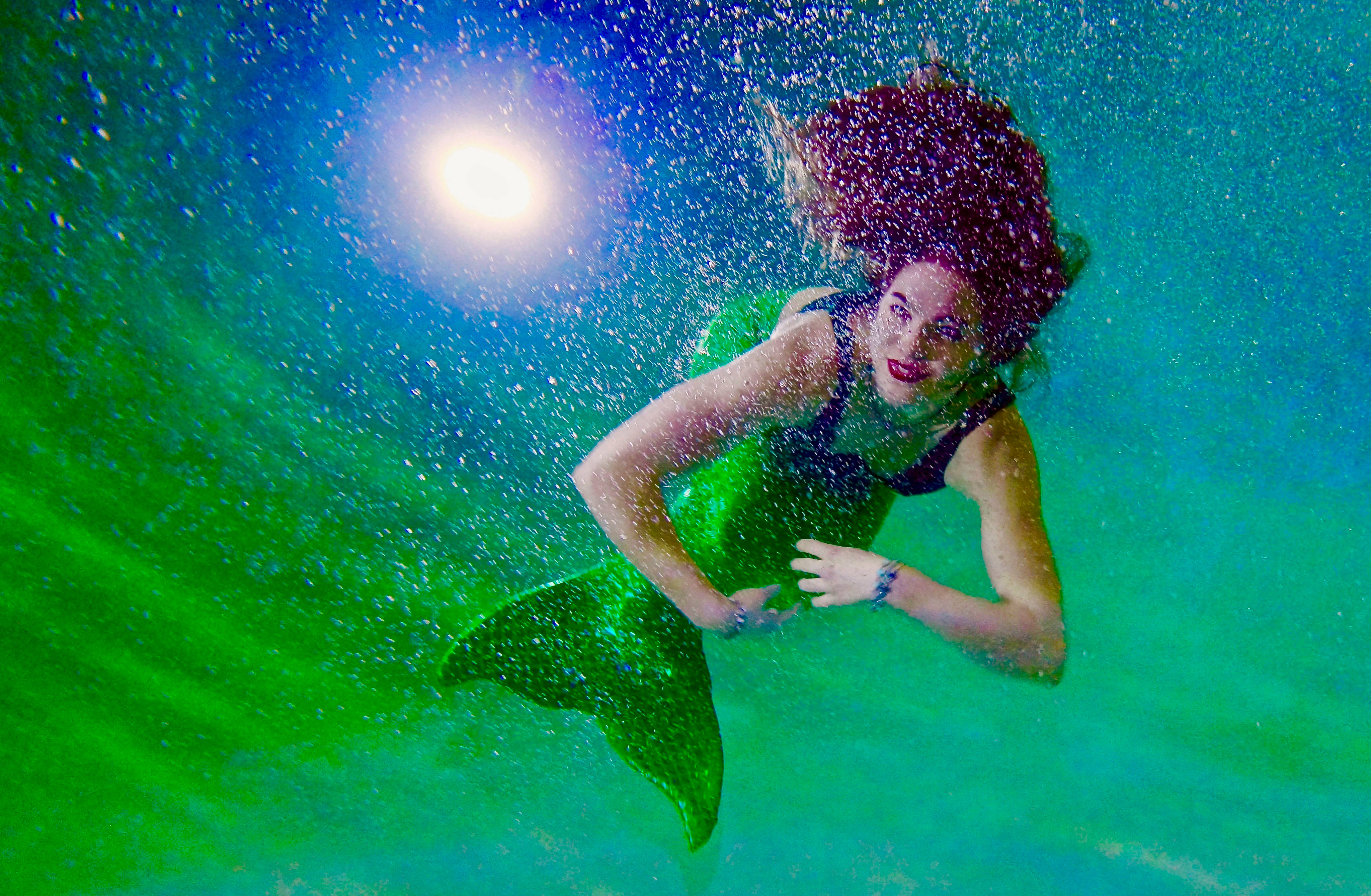 Sirena na Babae sa Ilalim ng Tubig na Berde Wallpaper