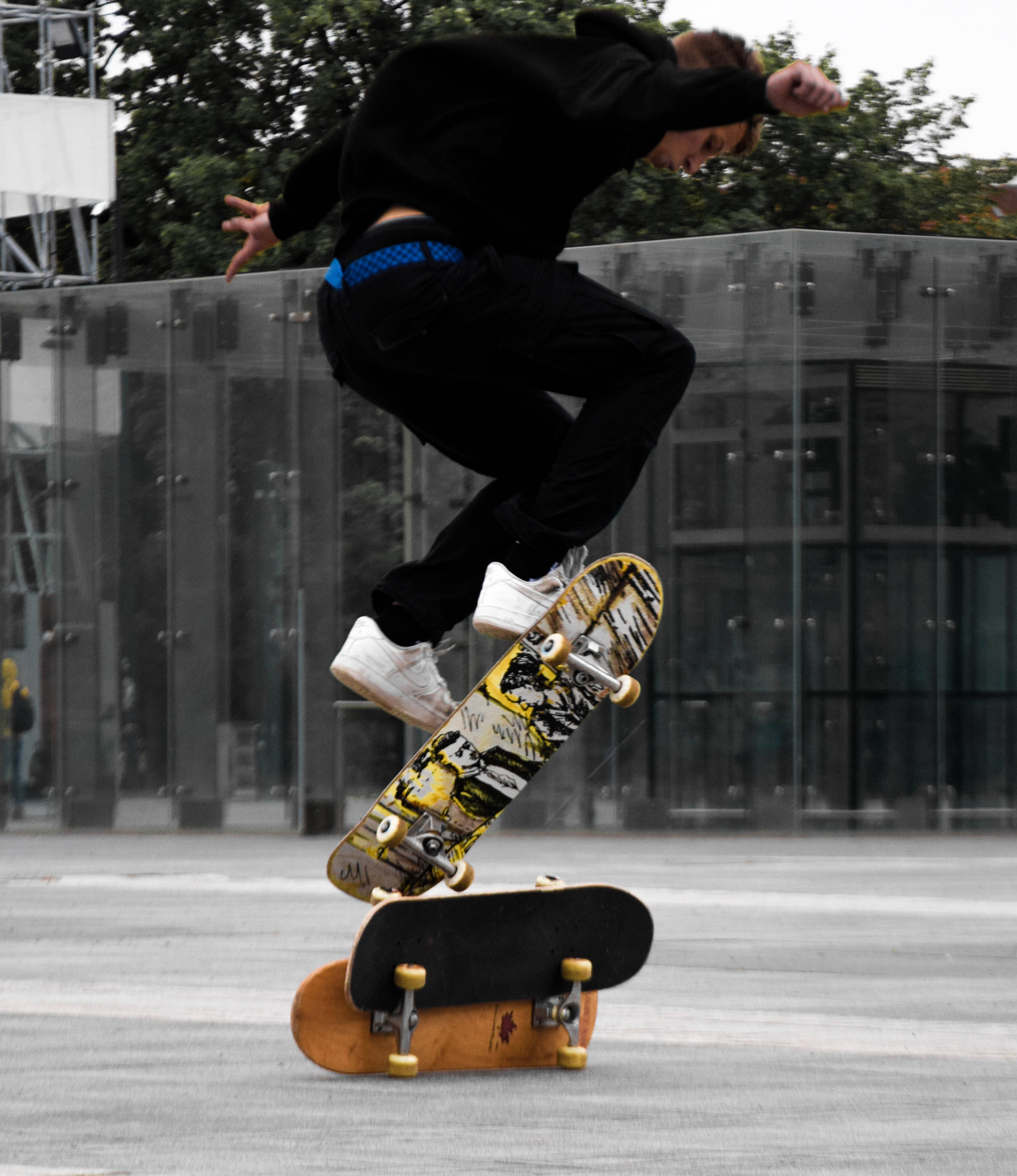 Skateboarder na Mid-air Ollie Wallpaper