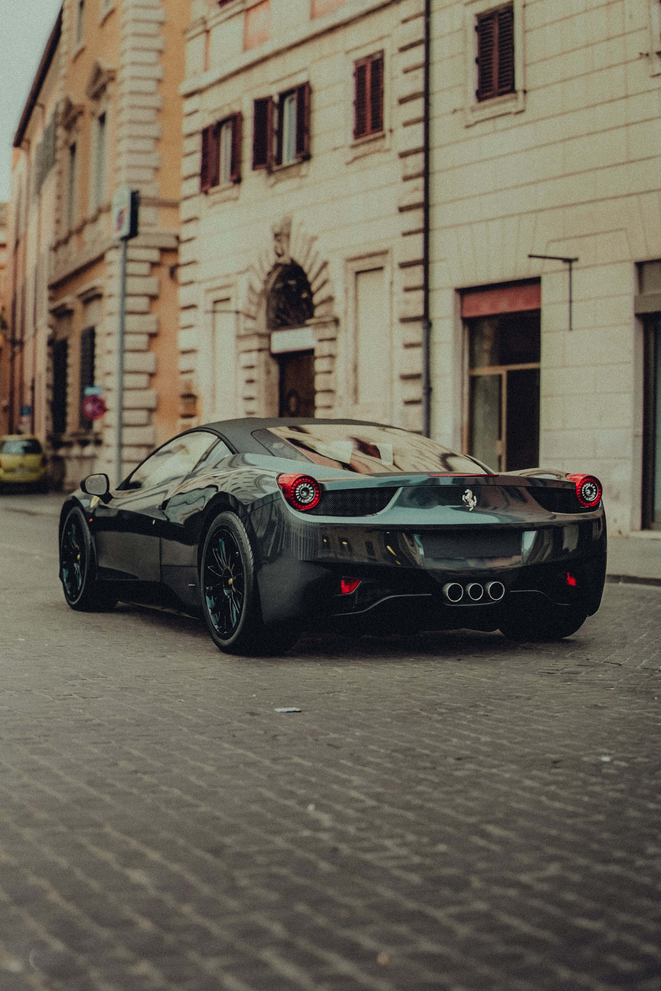 Makinis na Pulang Ferrari Laban sa Isang Dramatikong Tanawin ng Langit Wallpaper