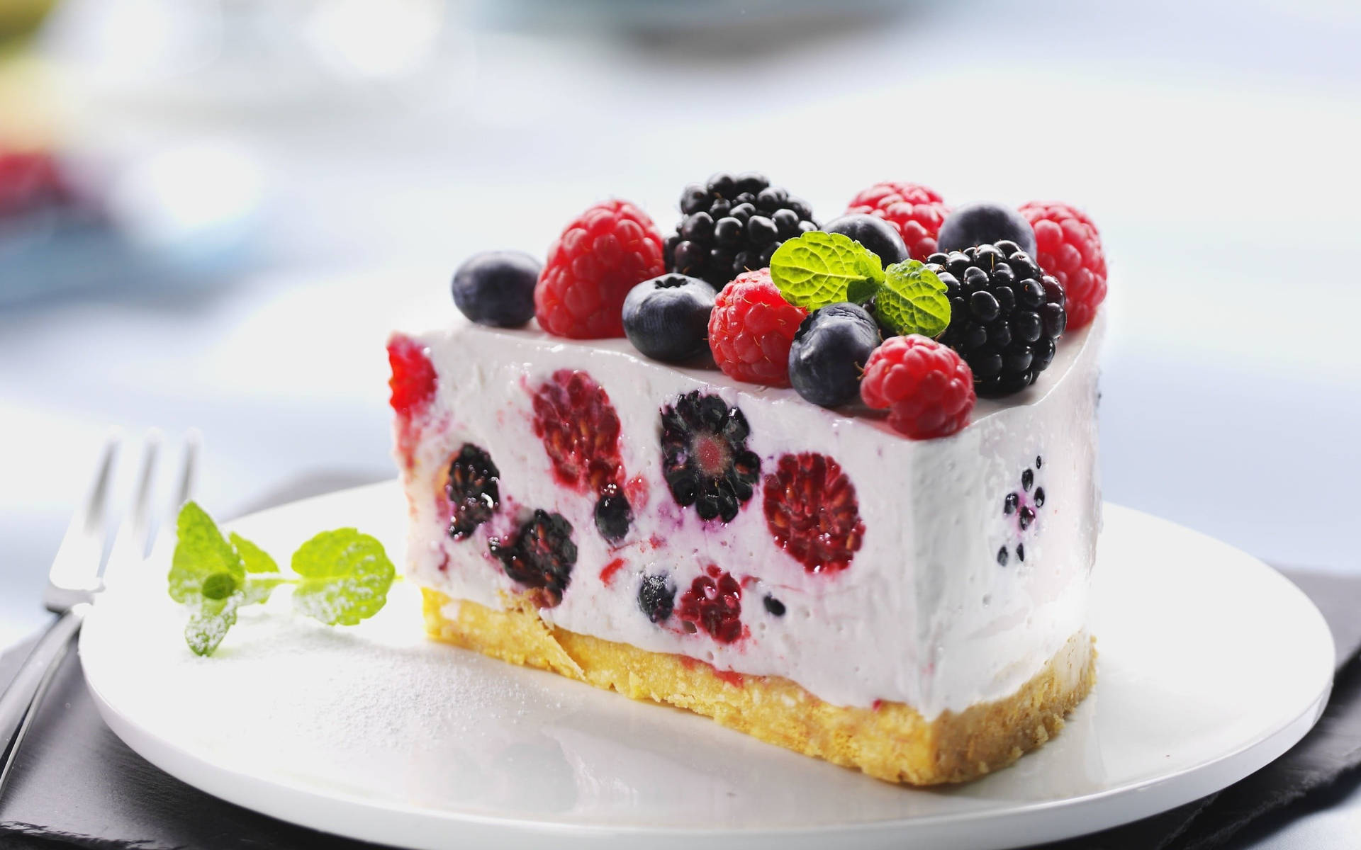 Slice Berry Cake Sa Plato Wallpaper