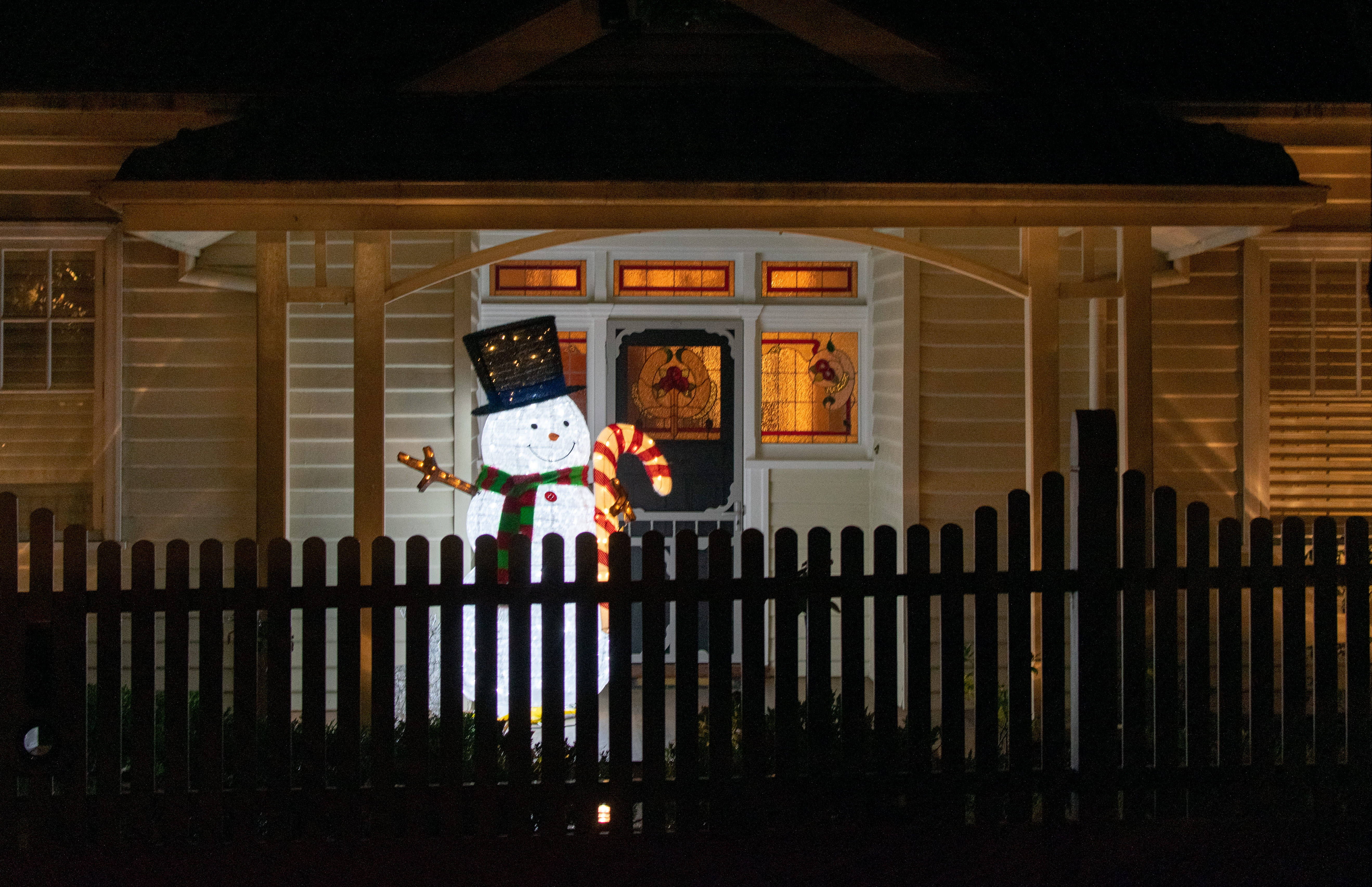 Snowman ng Paskong Australiano sa Labas ng Bahay Wallpaper