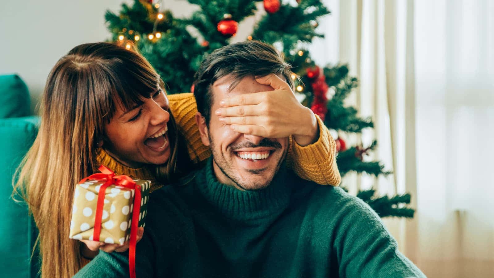 Sorpesa ng Regalo ng Magkasintahan sa Pasko Wallpaper