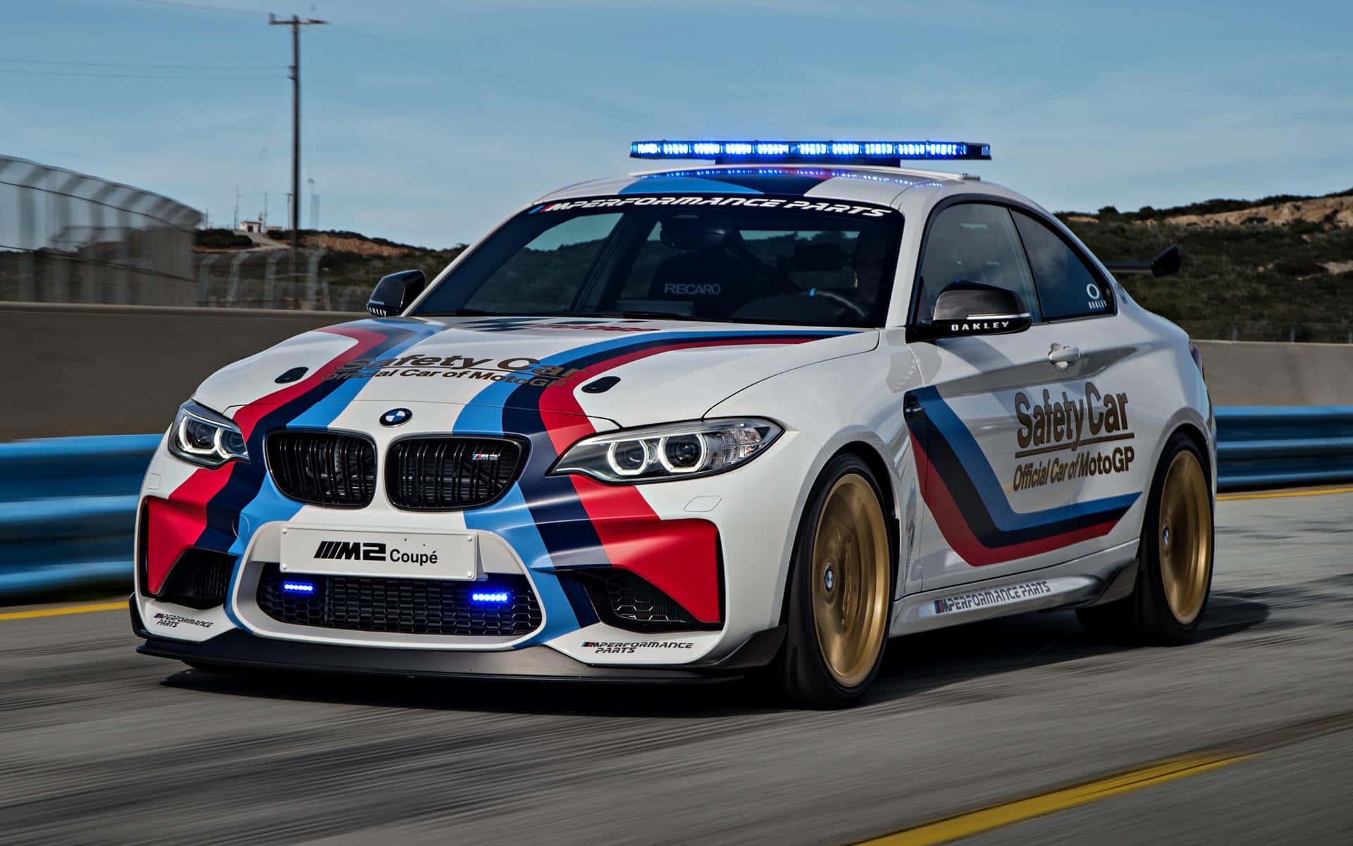 Bilis at Kaligtasan - Isang Elegant na Safety Car sa Racetrack Wallpaper