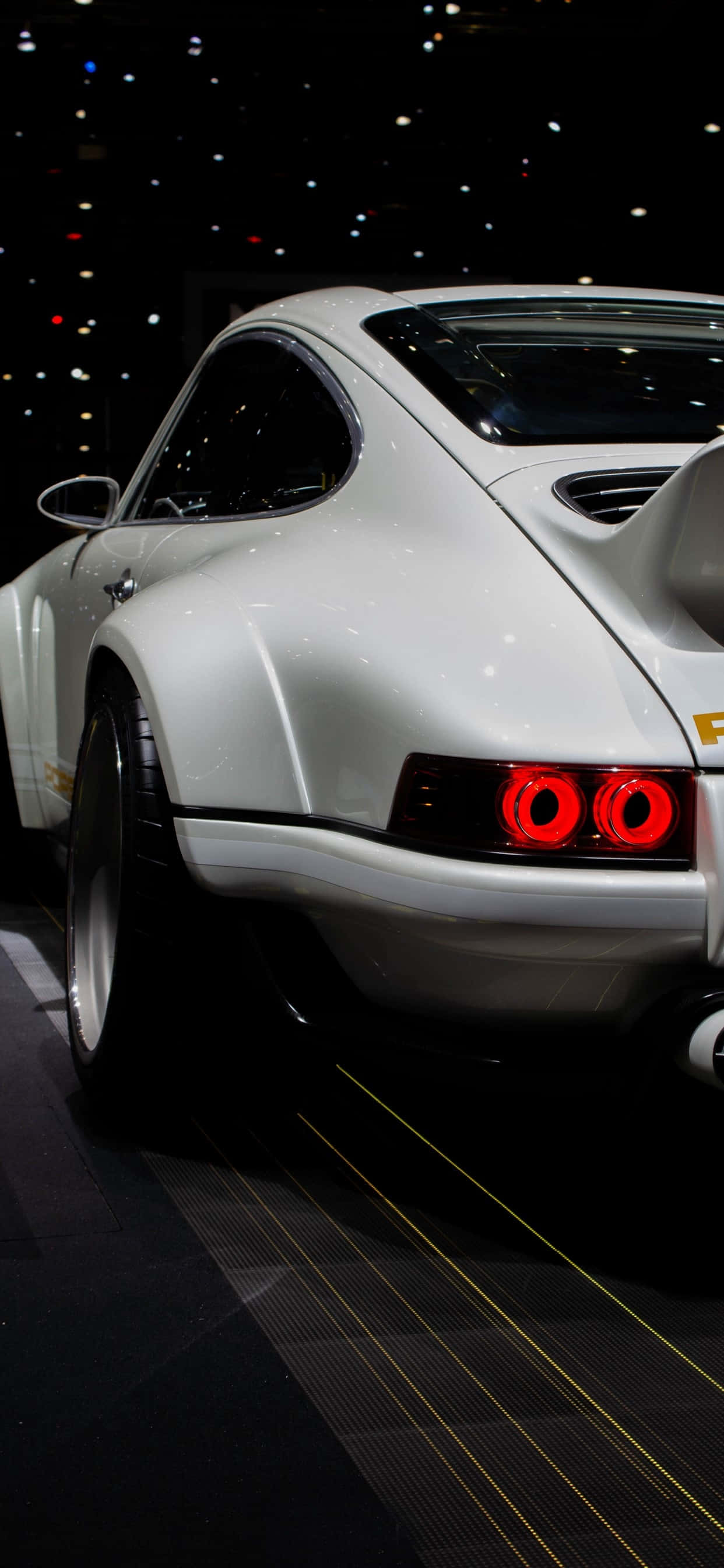 Speed at Thrill ng Project Cars 2 sa isang iPhone Xs Max Wallpaper