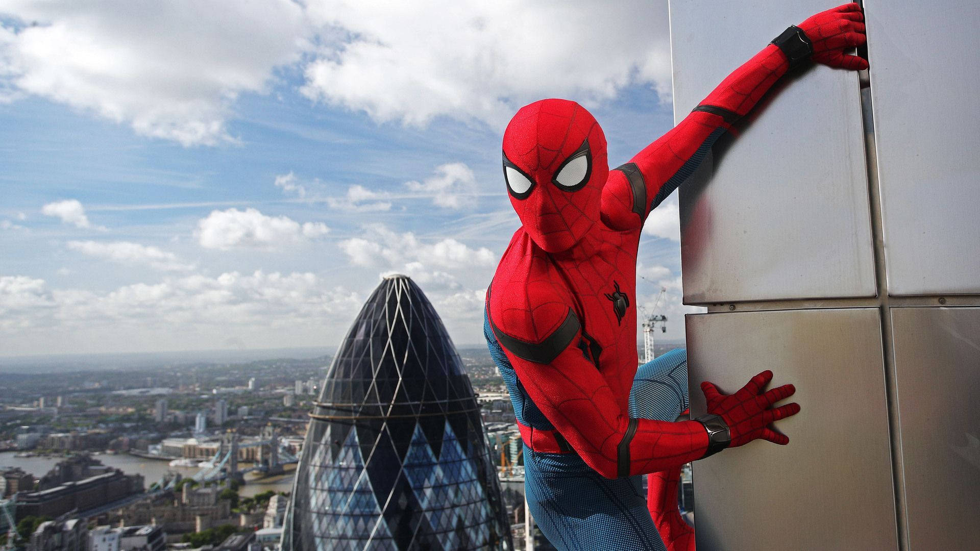 Spiderman na lumilipad sa harap ng Gherkin Tower Wallpaper