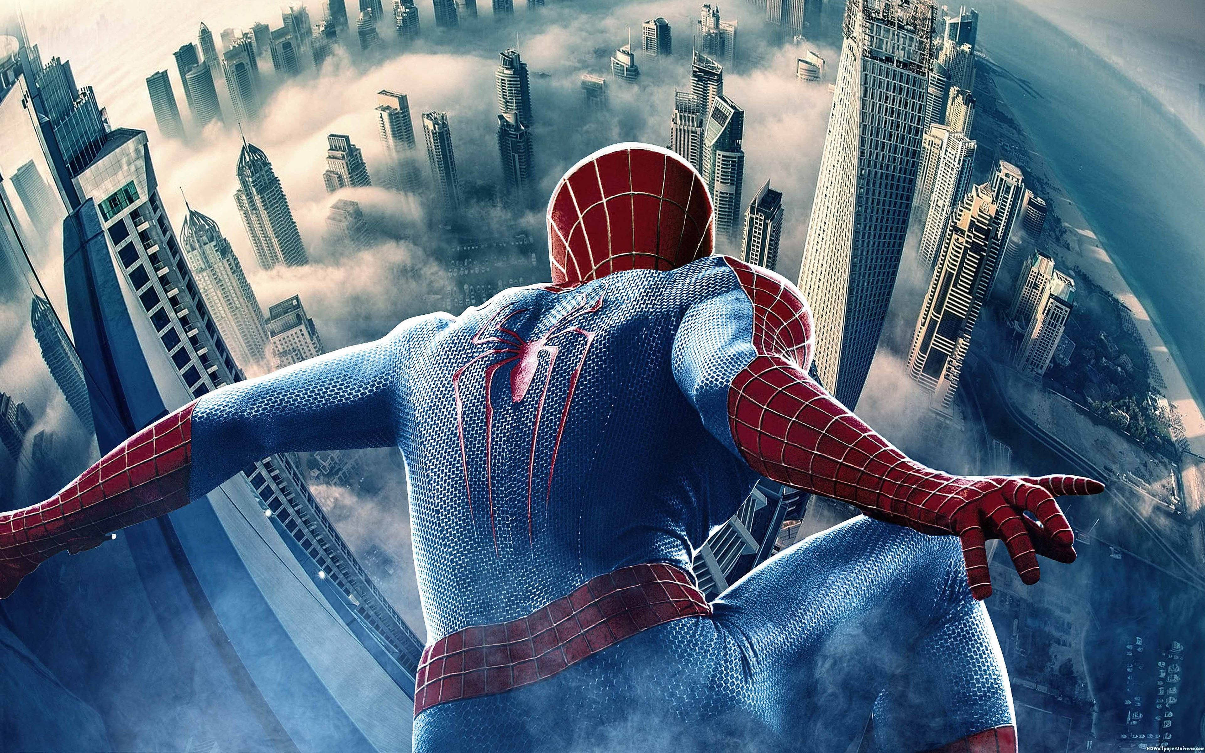 Spiderman sa Itaas ng mga Gusali ng Lungsod Wallpaper