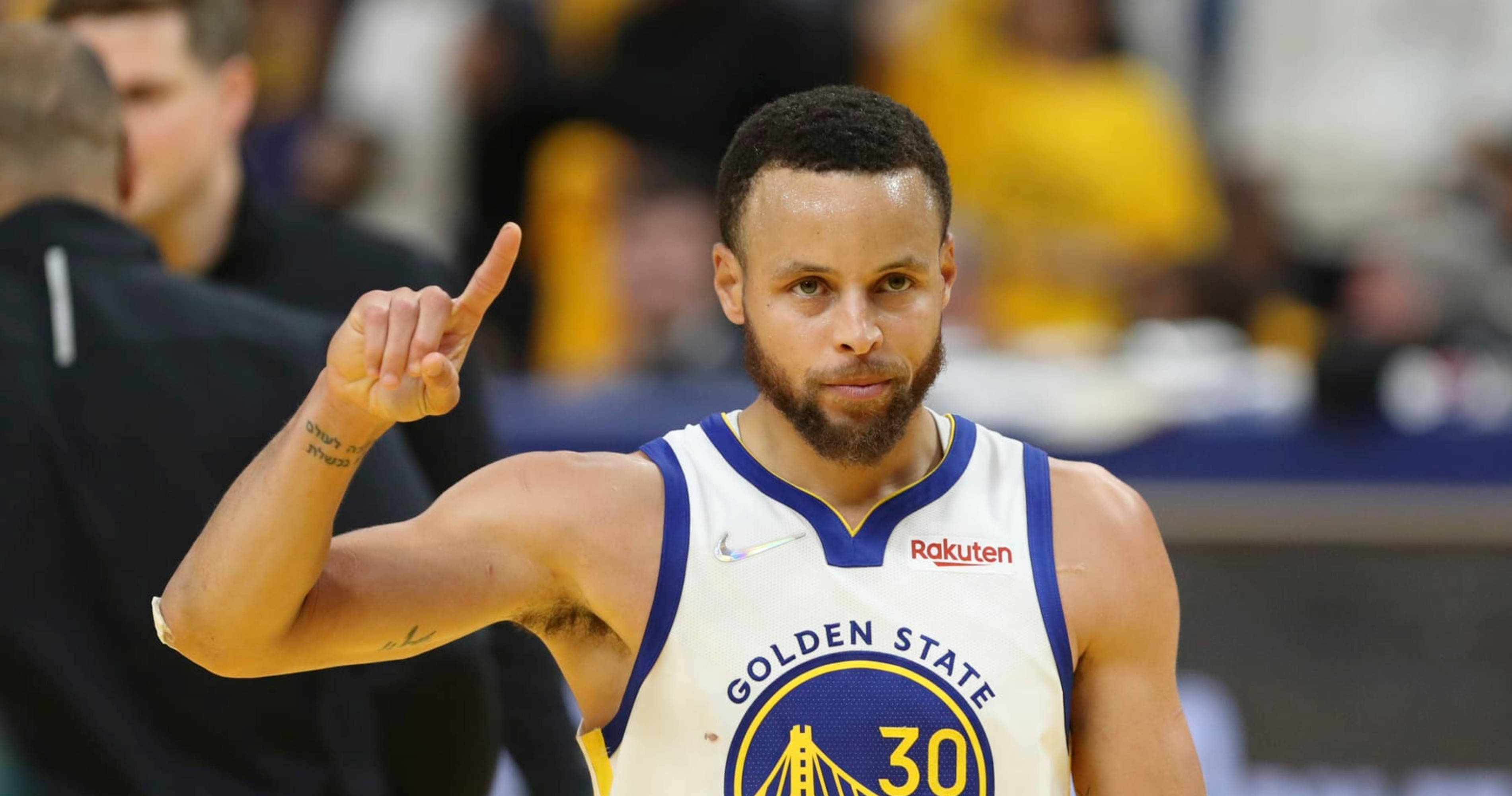 Steph Curry Kanang Kamay Nakaturo Pataas Wallpaper