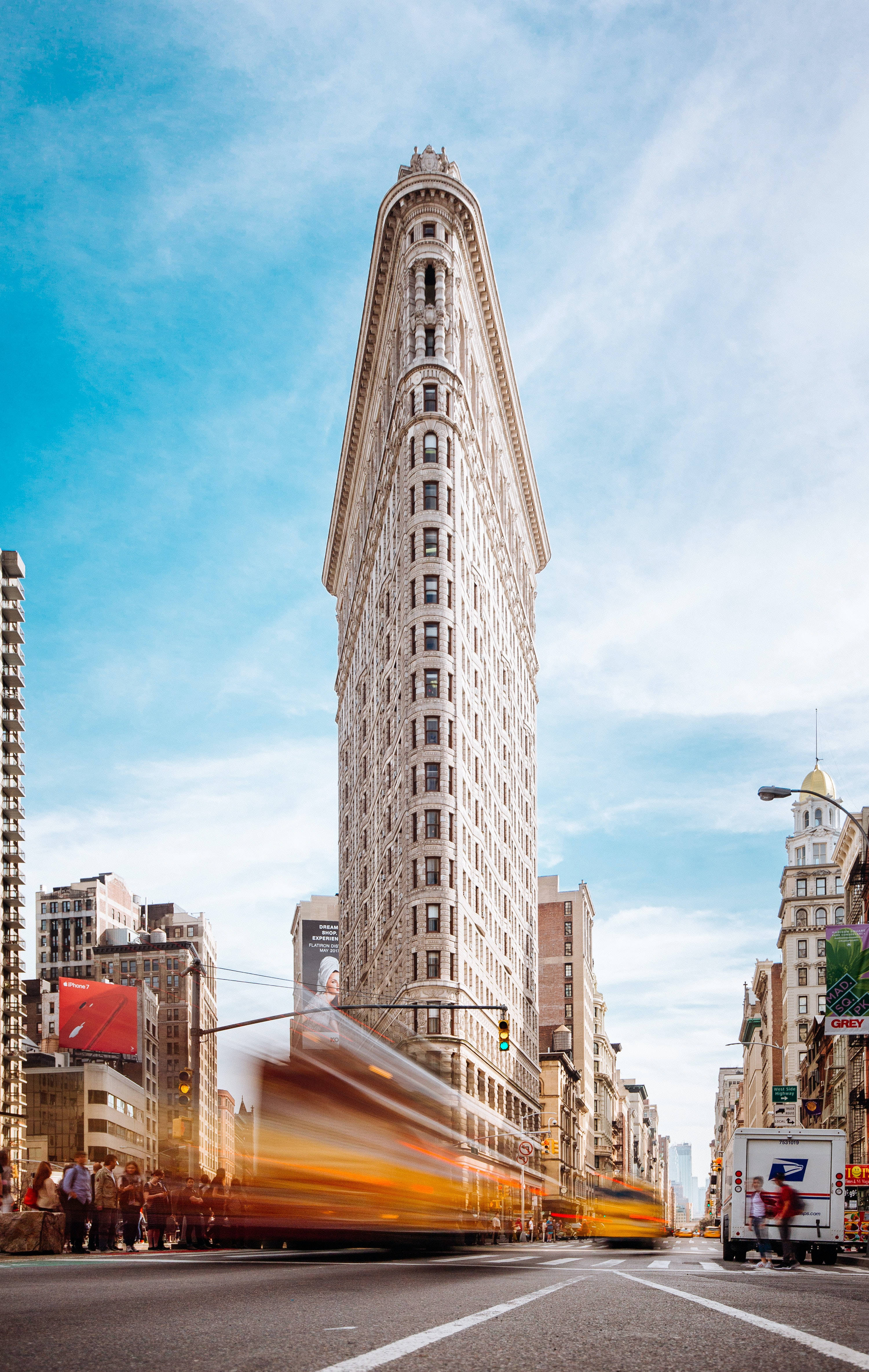 Stunning 4K Display ng Redmi Device na Nagpapakita ng Impressive Cityscape Wallpaper
