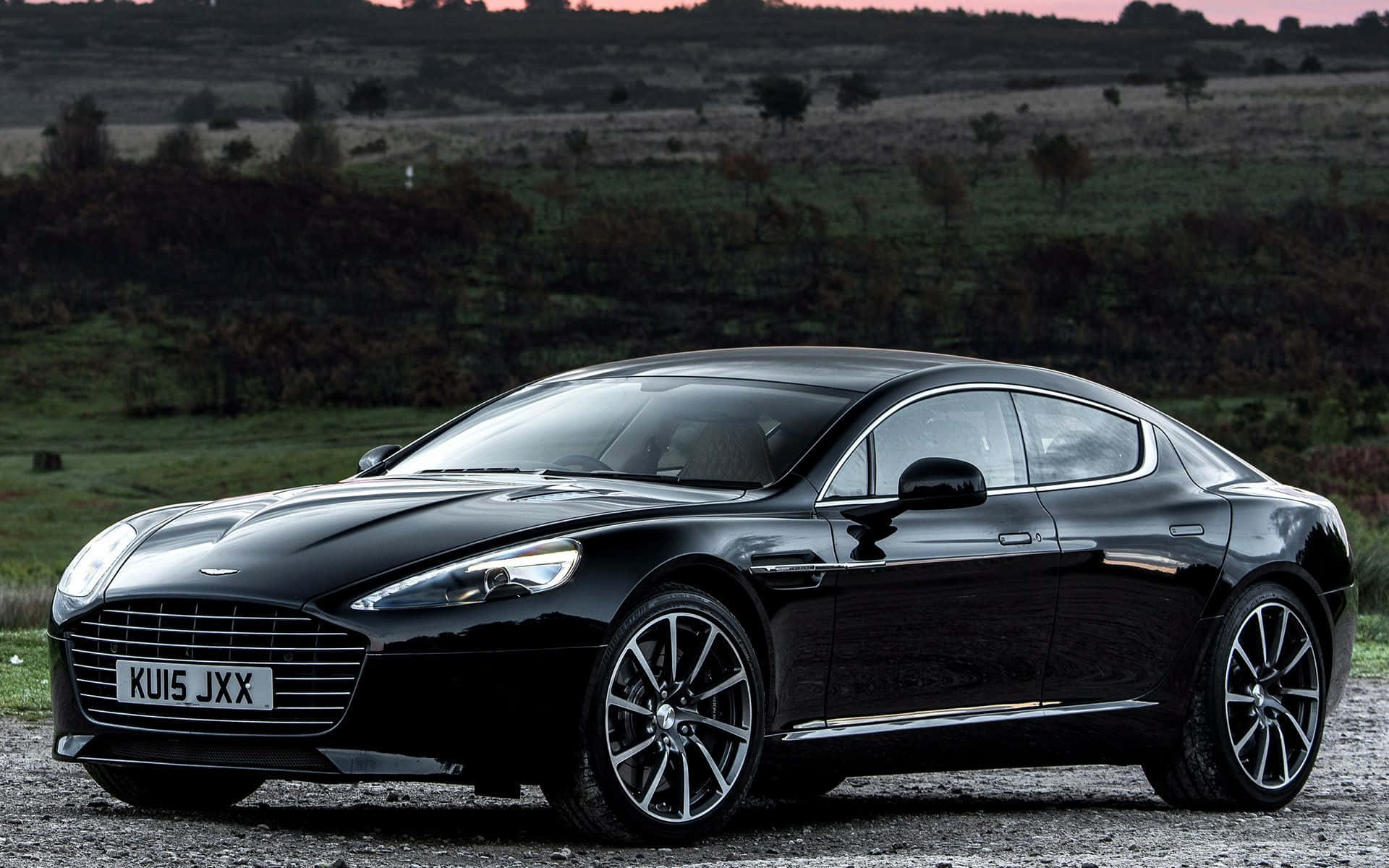 Nakakamanghang Aston Martin Rapide S sa Aksyon Wallpaper