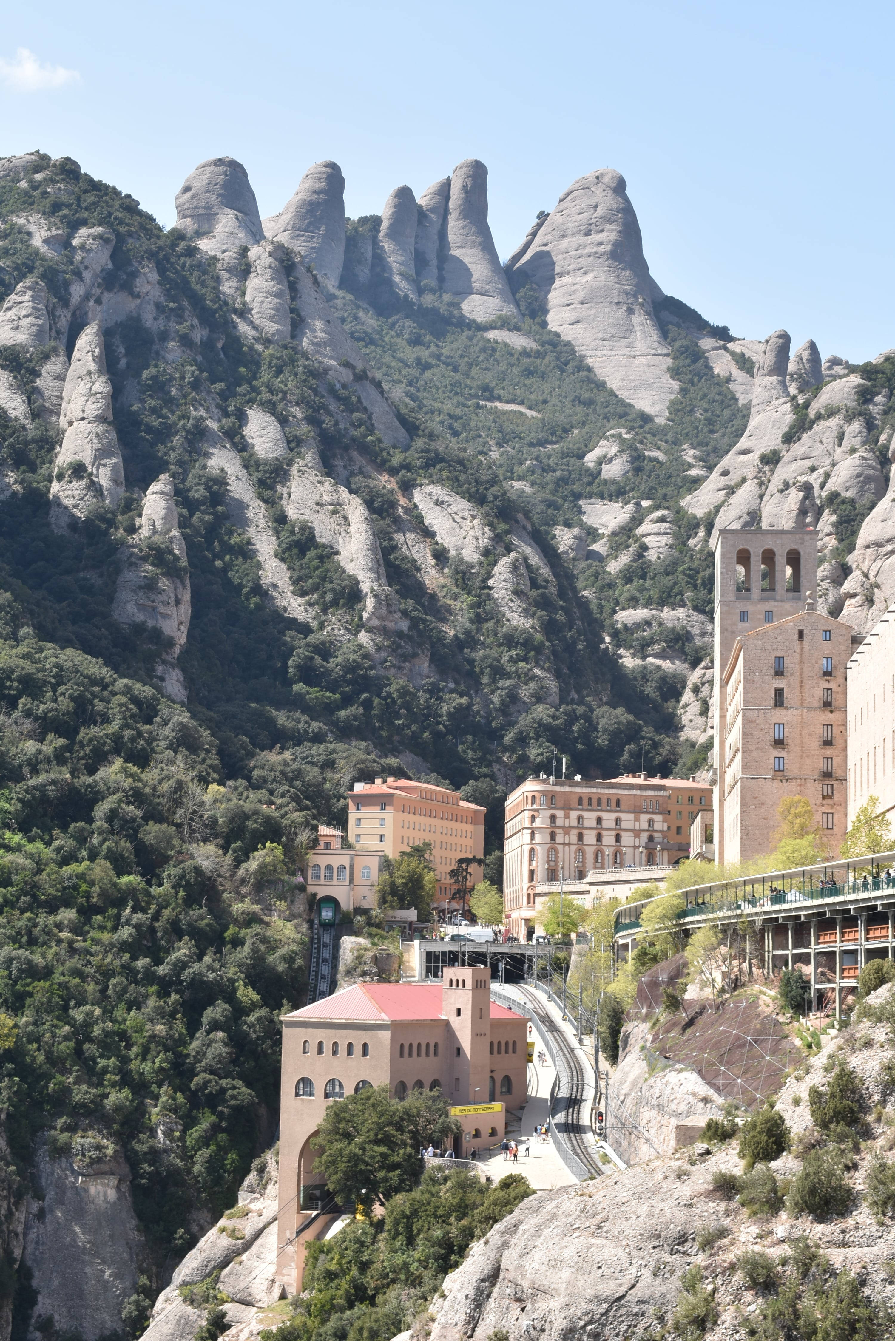 Stunning Cliffside View ng Montserrat Monasteries Wallpaper