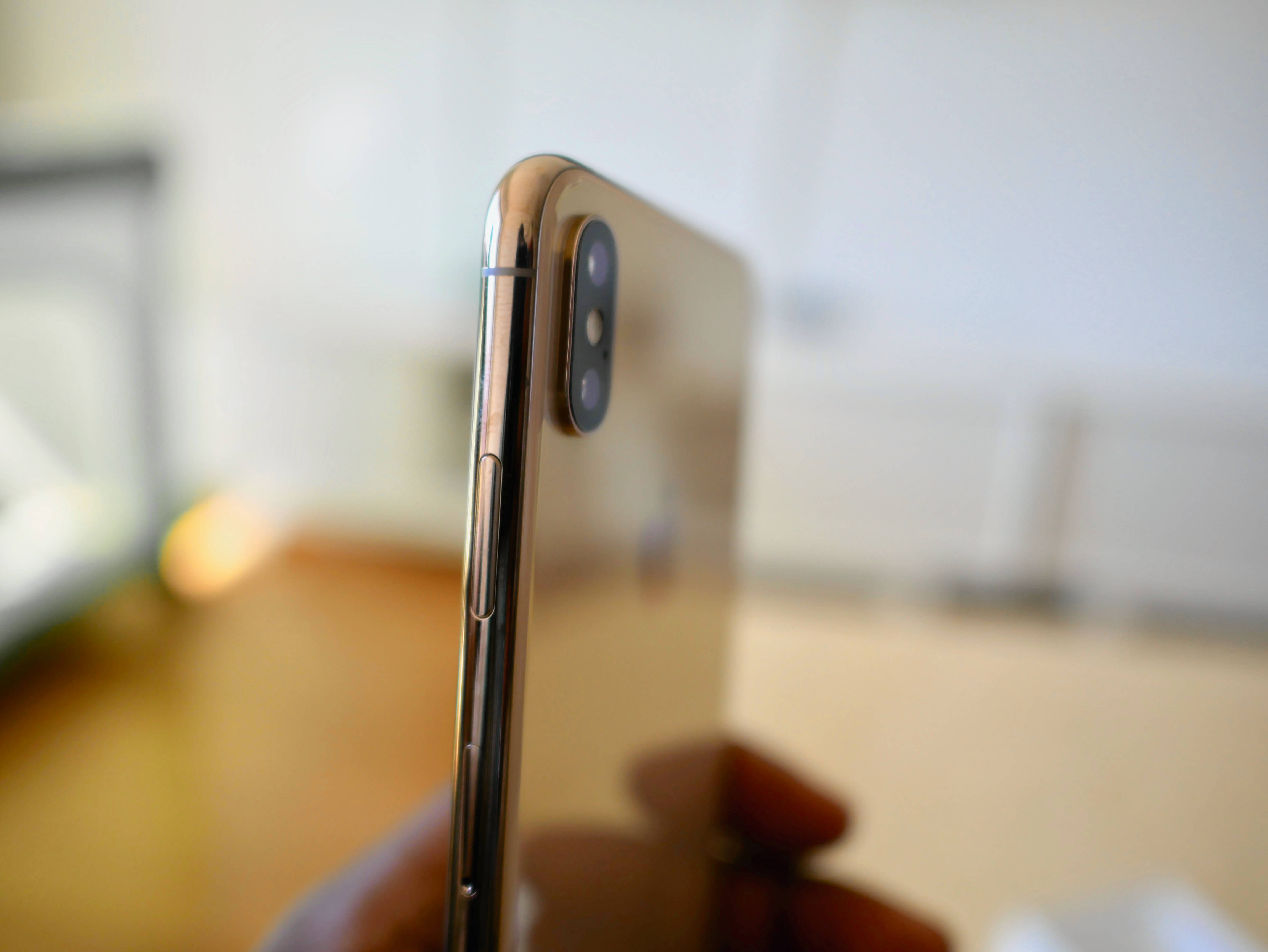 Stylish at makinis na iPhone Xs na nagpapakita ng dynamic aurora wallpaper