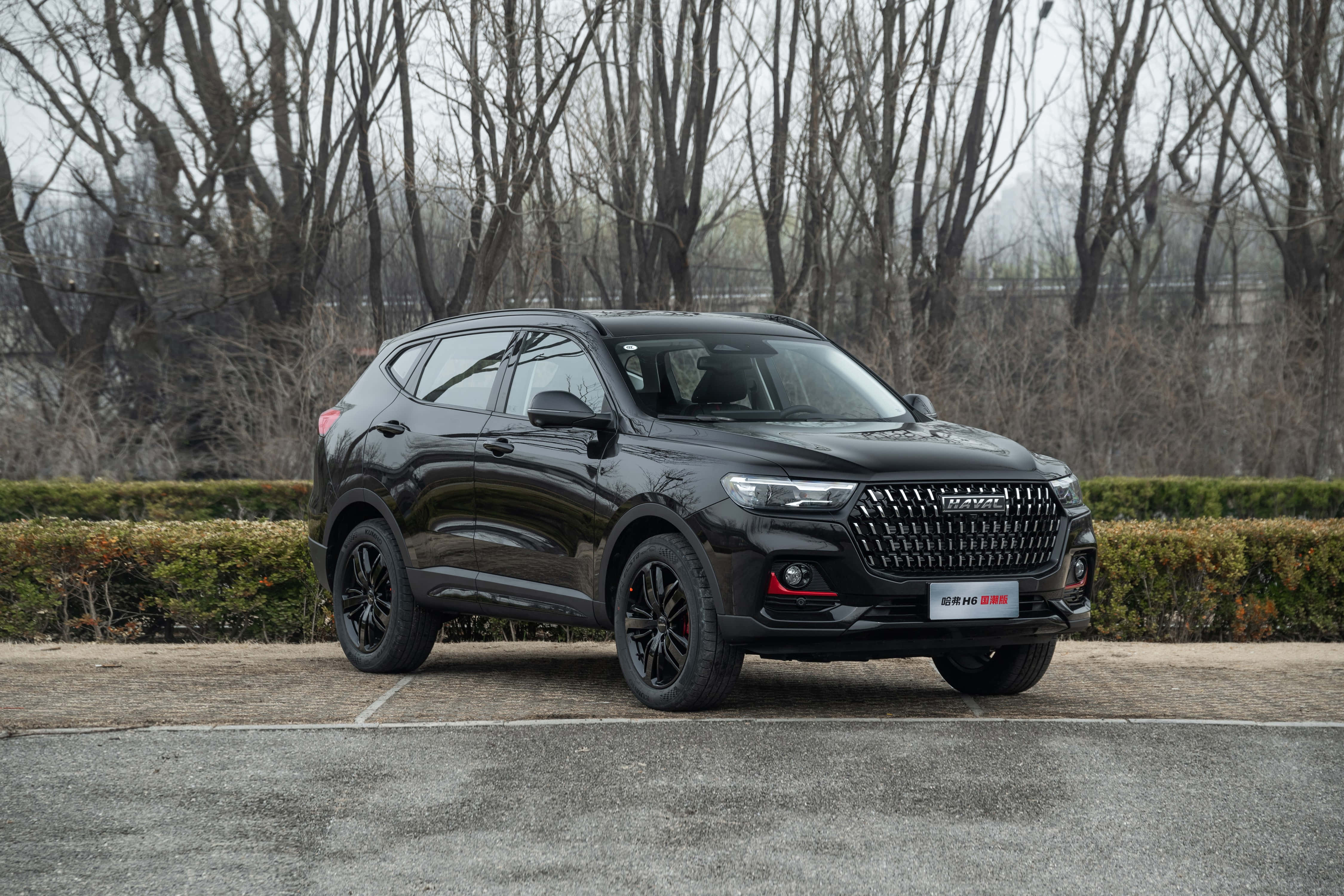 Stylish SUV ng Haval na Nag-cruise sa Daan Wallpaper