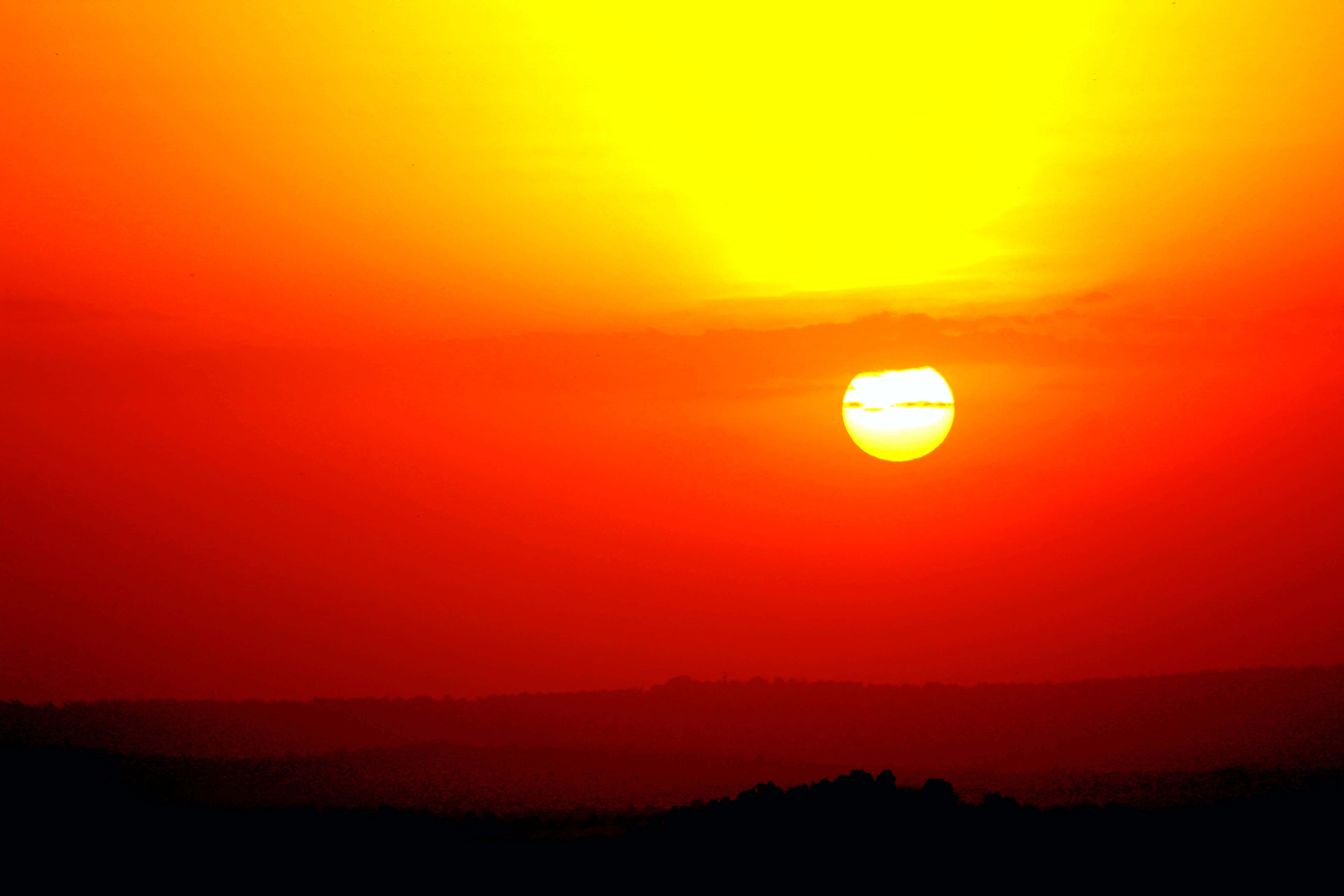 Sulyap ng kagandahan ng kalikasan sa paglubog ng araw. Wallpaper