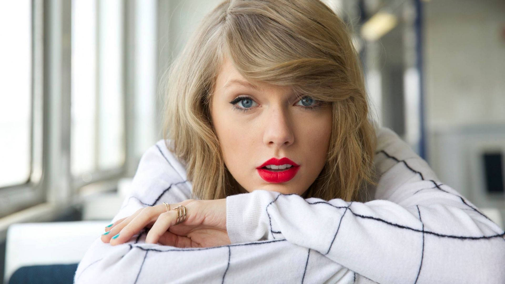 Sumandal si Taylor Swift sa Tagumpay Wallpaper