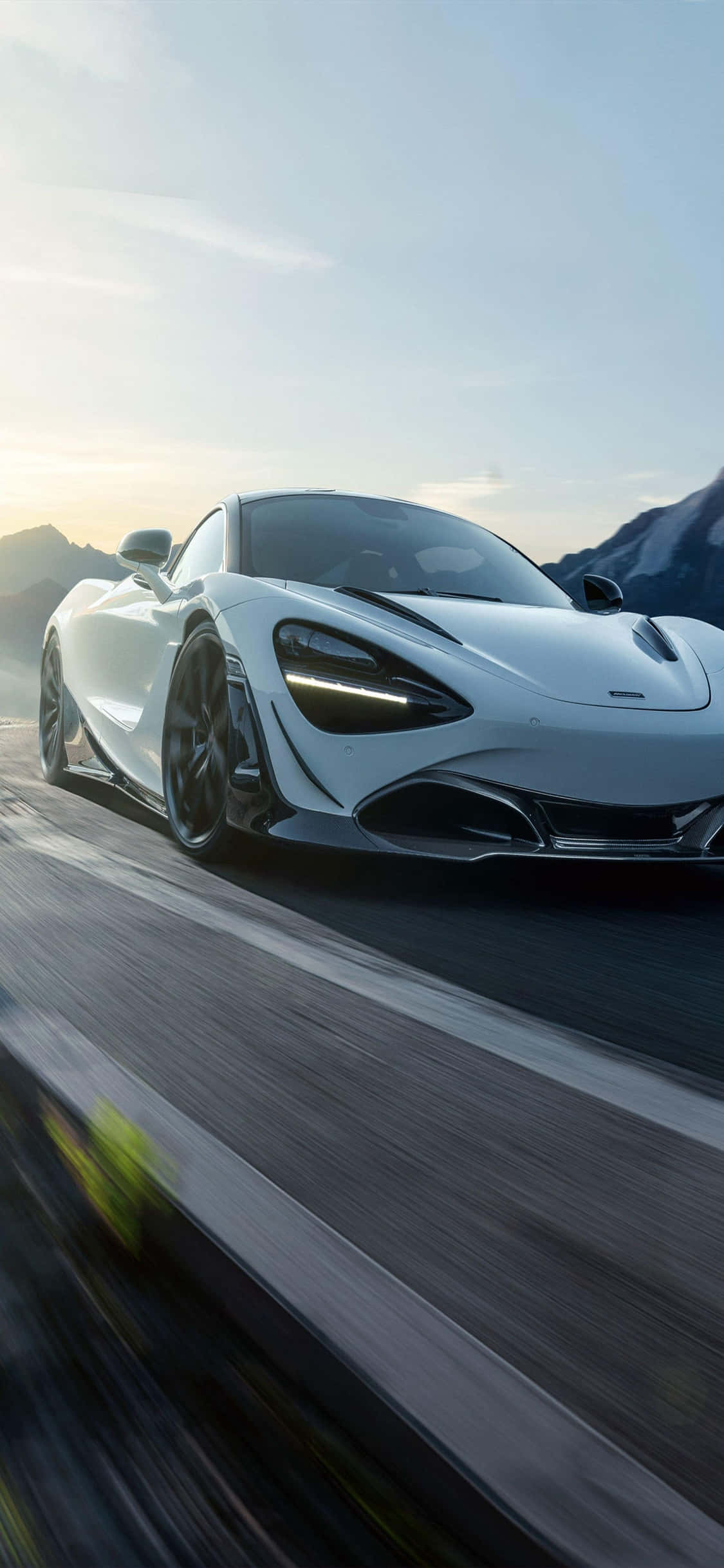 Sumasakay nang may Estilo sa iPhone XS sa Mclaren 720S Wallpaper