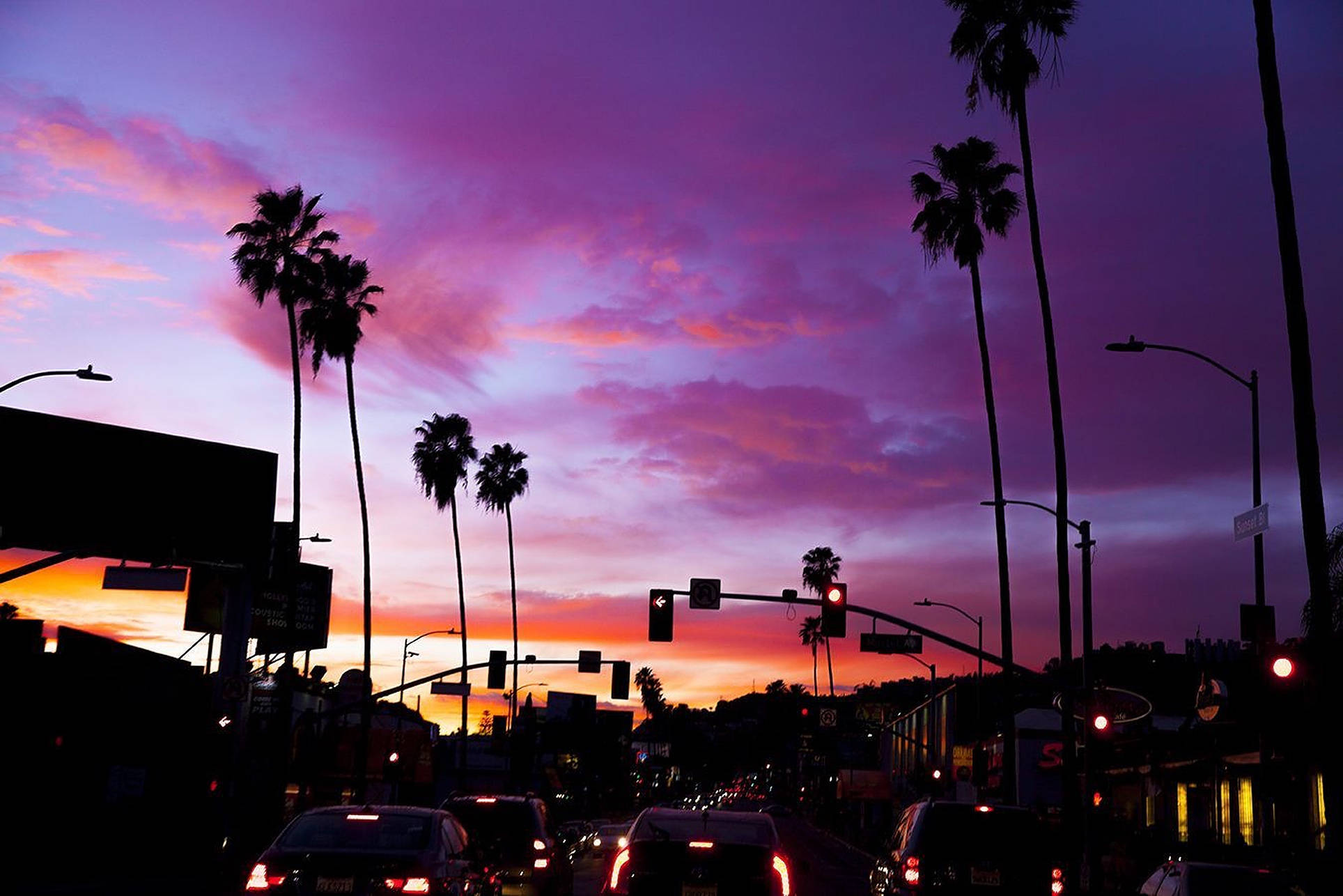 Sunset Boulevard na may Lilang Kalangitan Wallpaper
