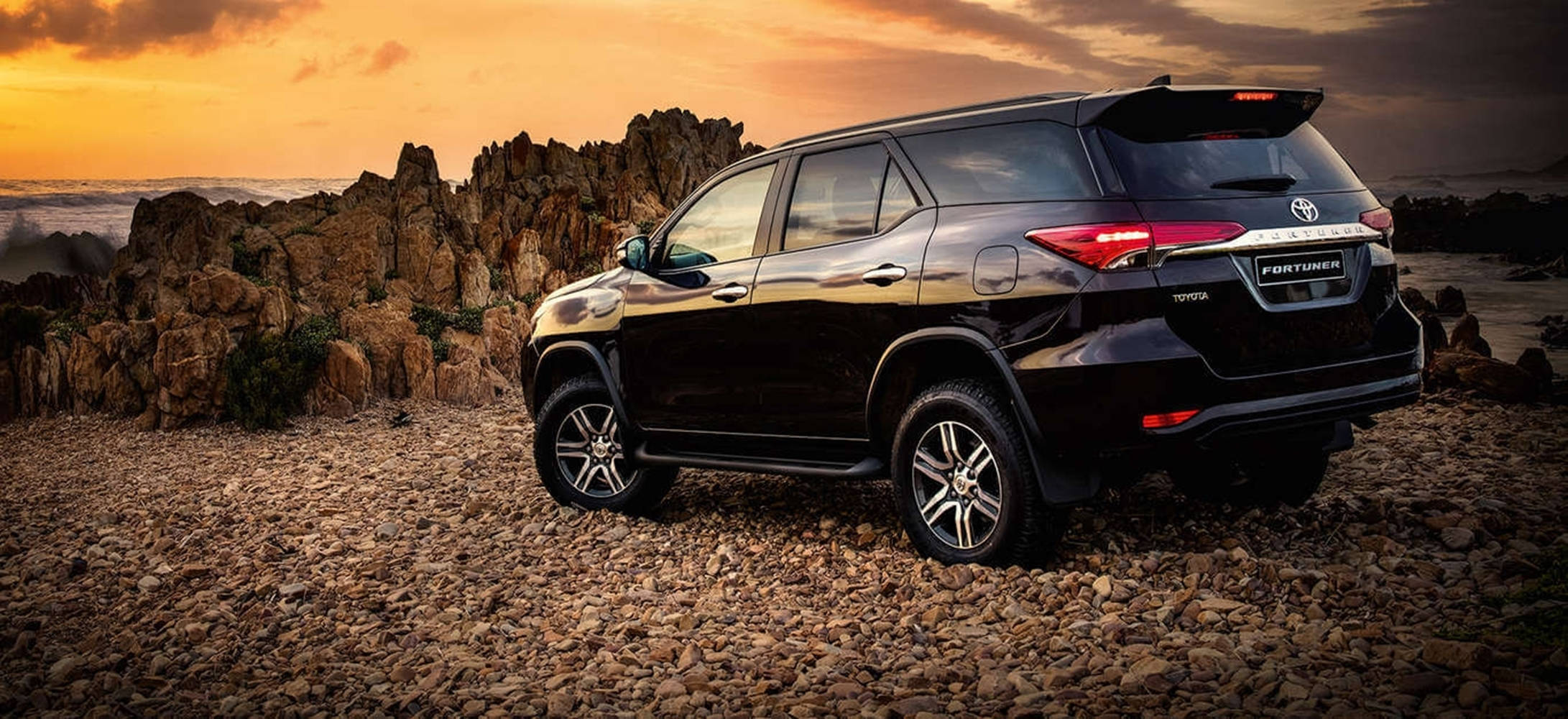 SUV na Toyota Fortuner Black Legender Wallpaper