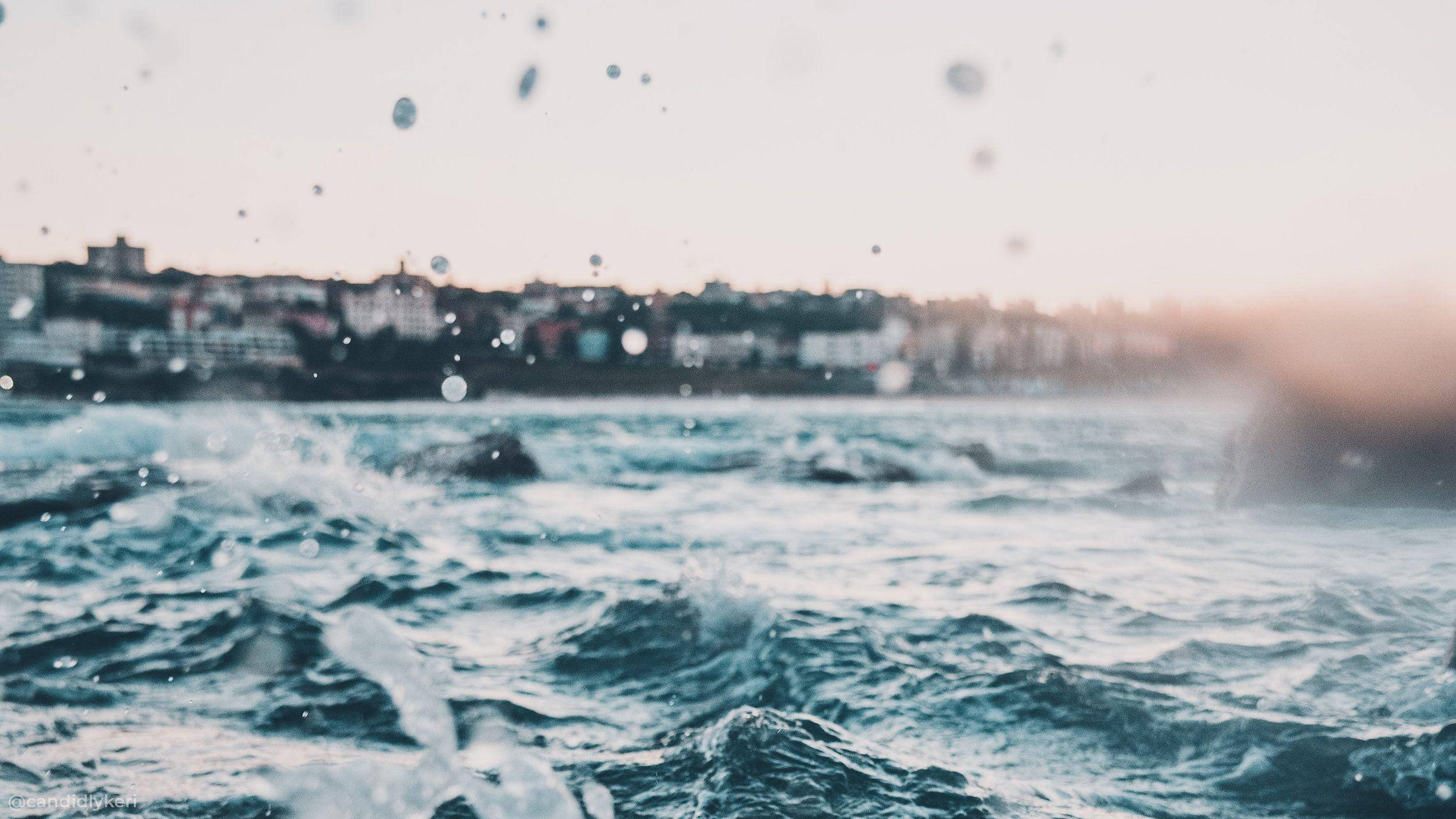 Tag-init Aesthetic na Tubig sa Dalampasigan Wallpaper