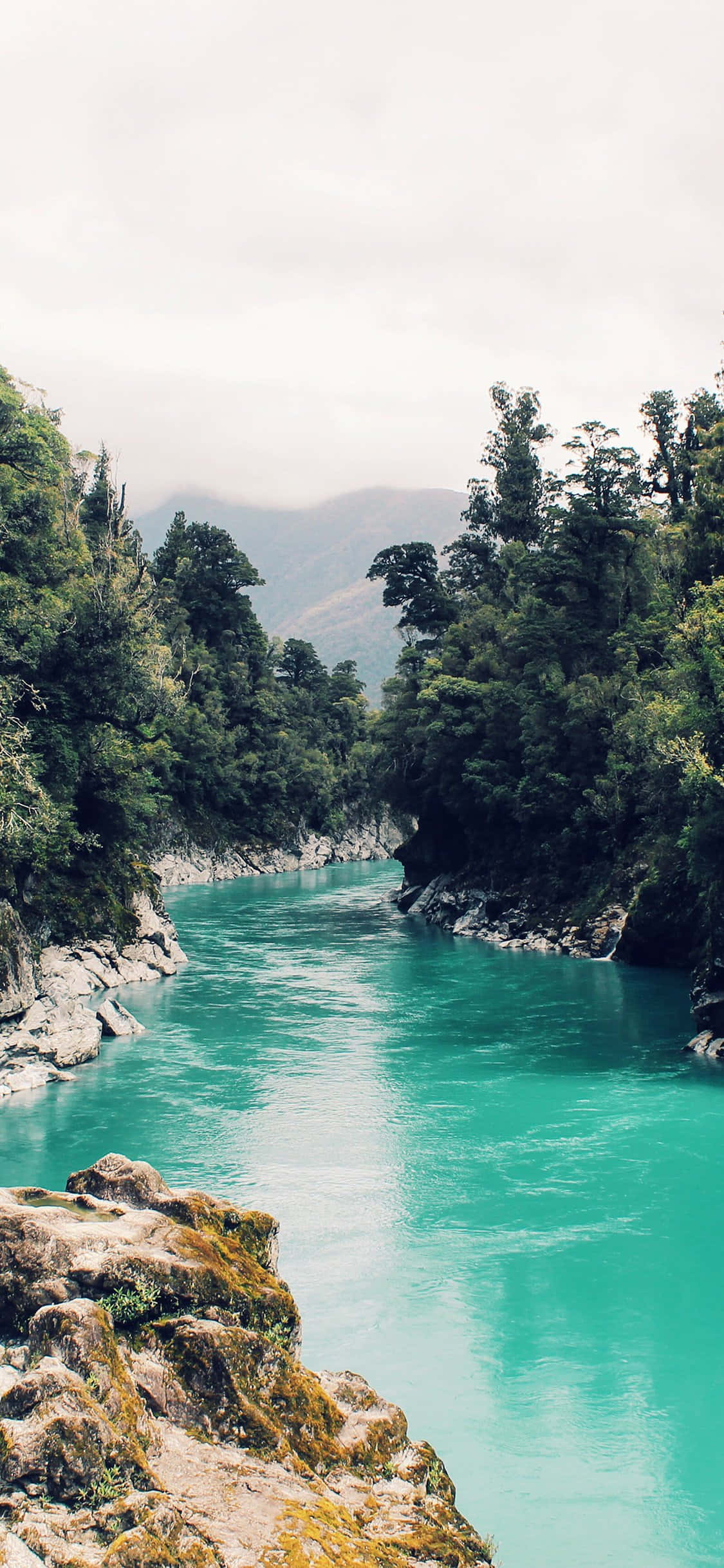 Tahimik na Lawa na Reflection sa gitna ng mga Bundok Wallpaper