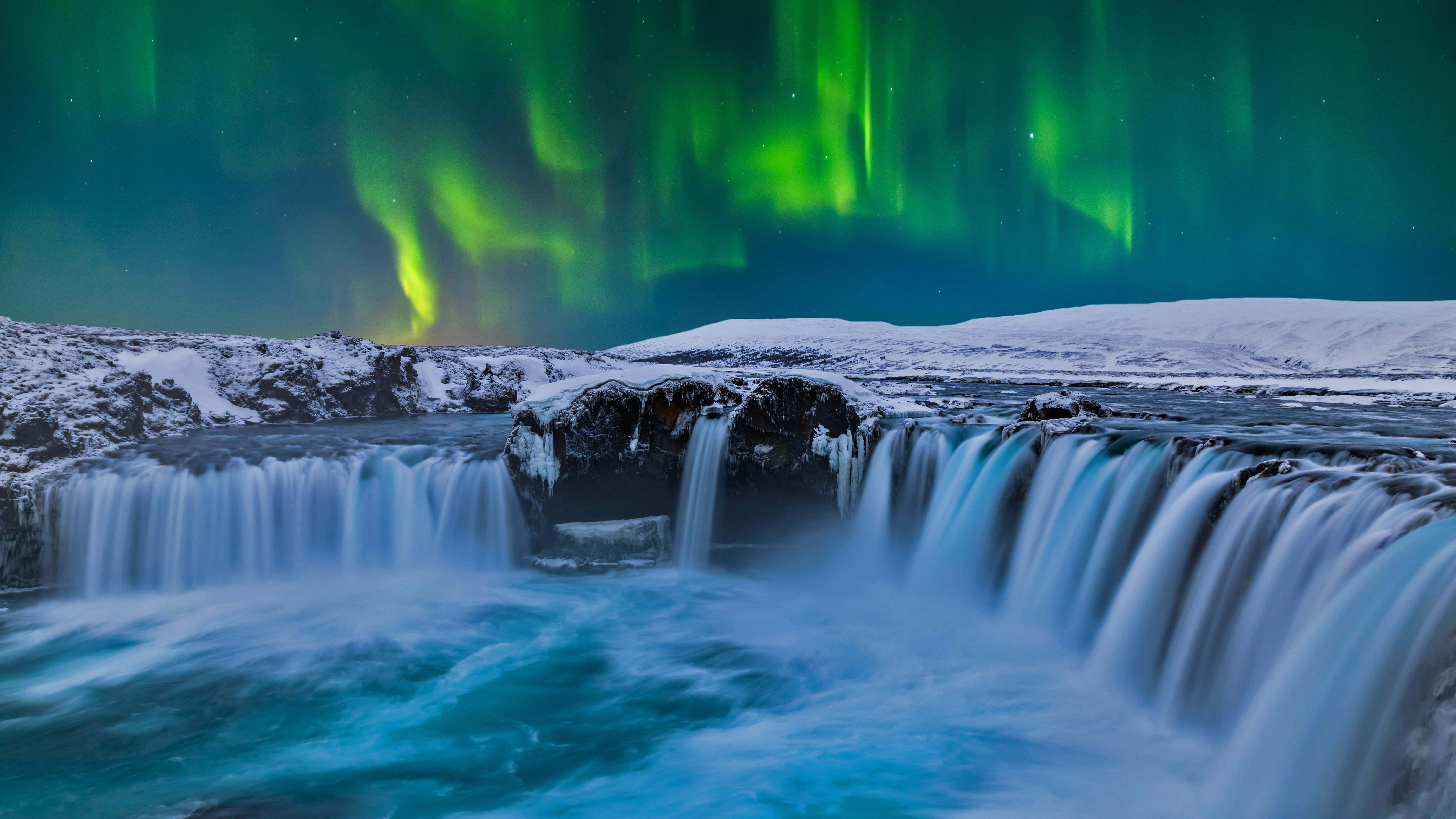 Talon na may Aurora sa Iceland Desktop Wallpaper
