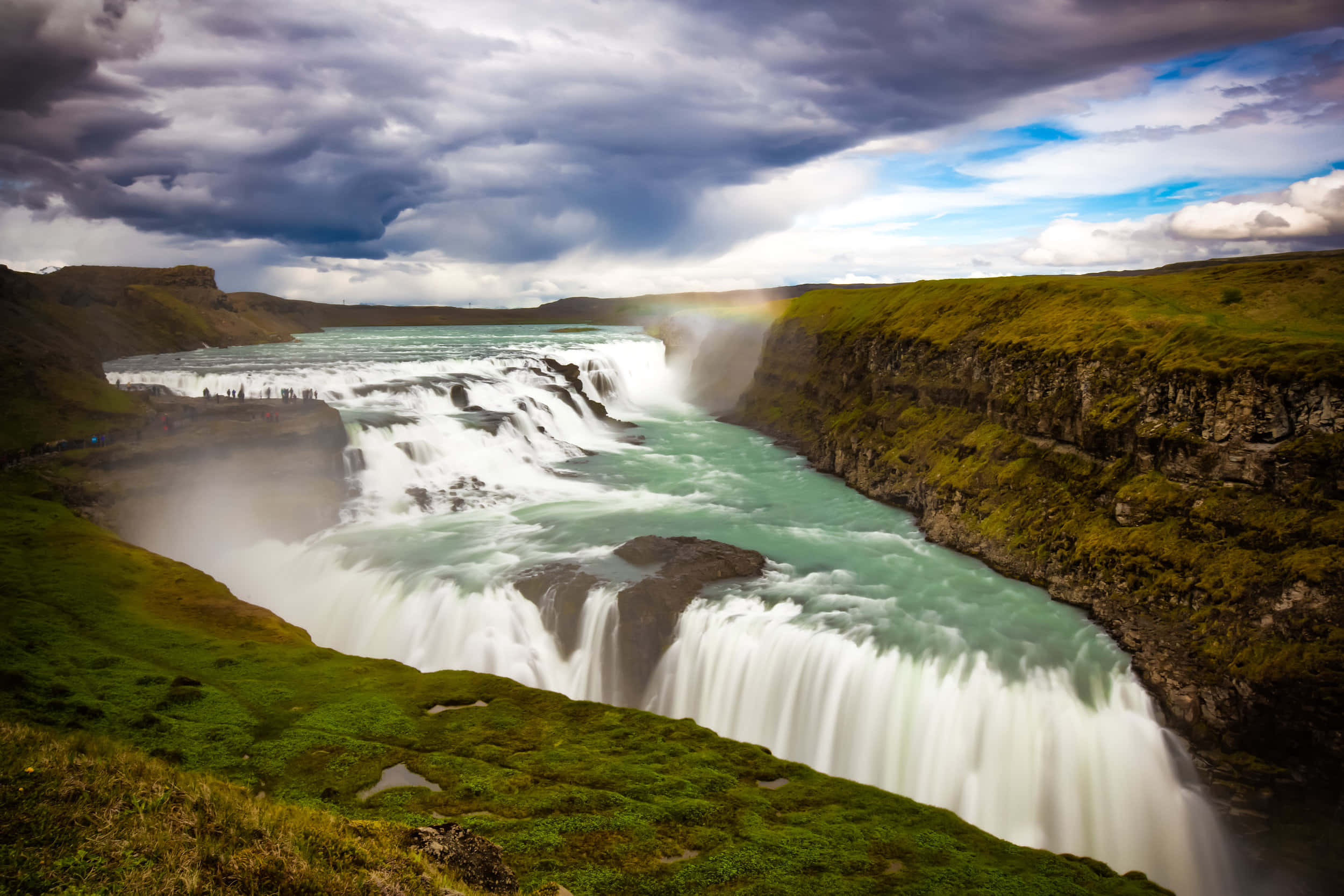 Talon ng Gullfoss na may Makakapal na Ulap sa Timog-Kanlurang Iceland Wallpaper