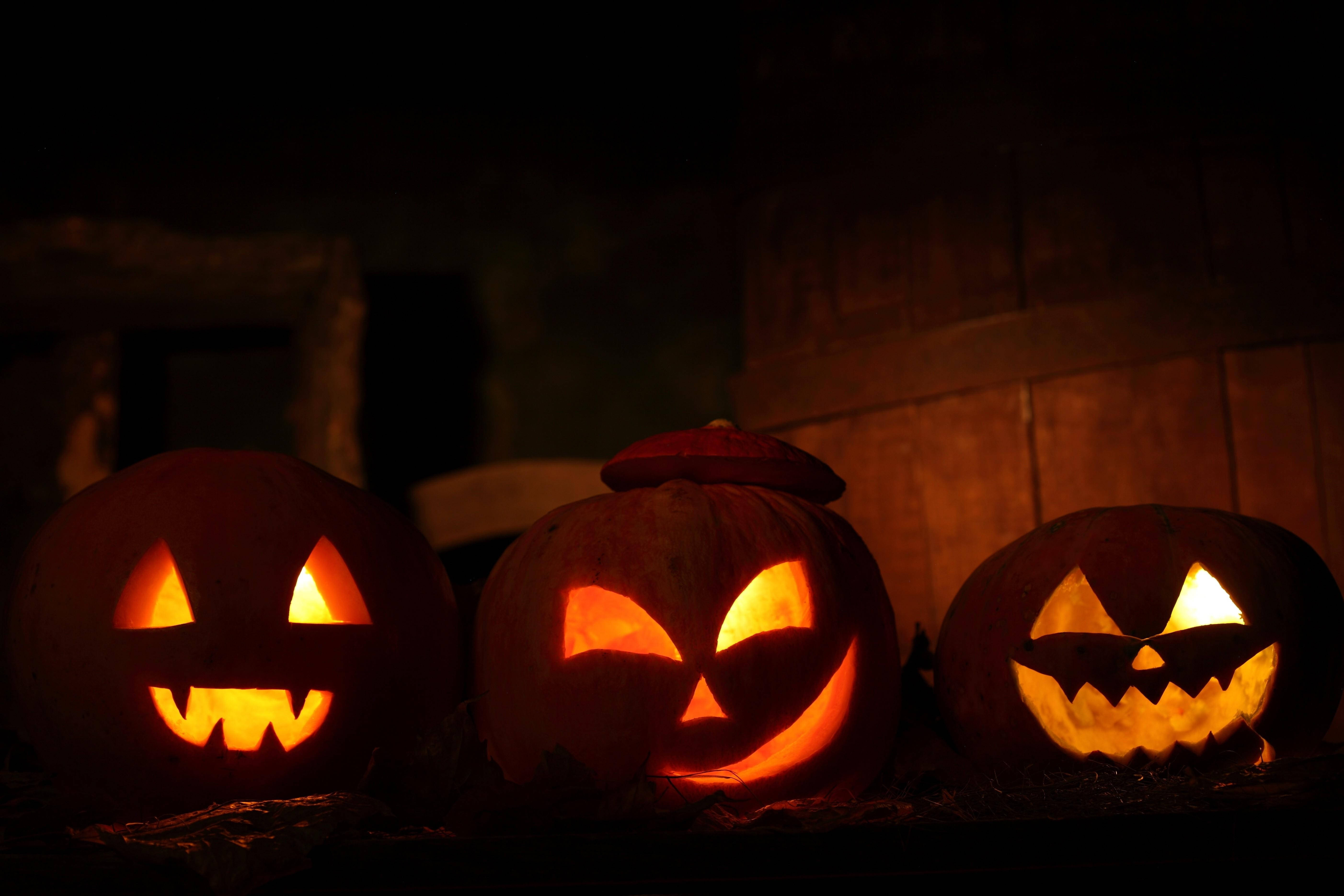 Tamang-tama para sa Halloween, mga inukit na kalabasa na sinisindihan ng buong buwan Wallpaper