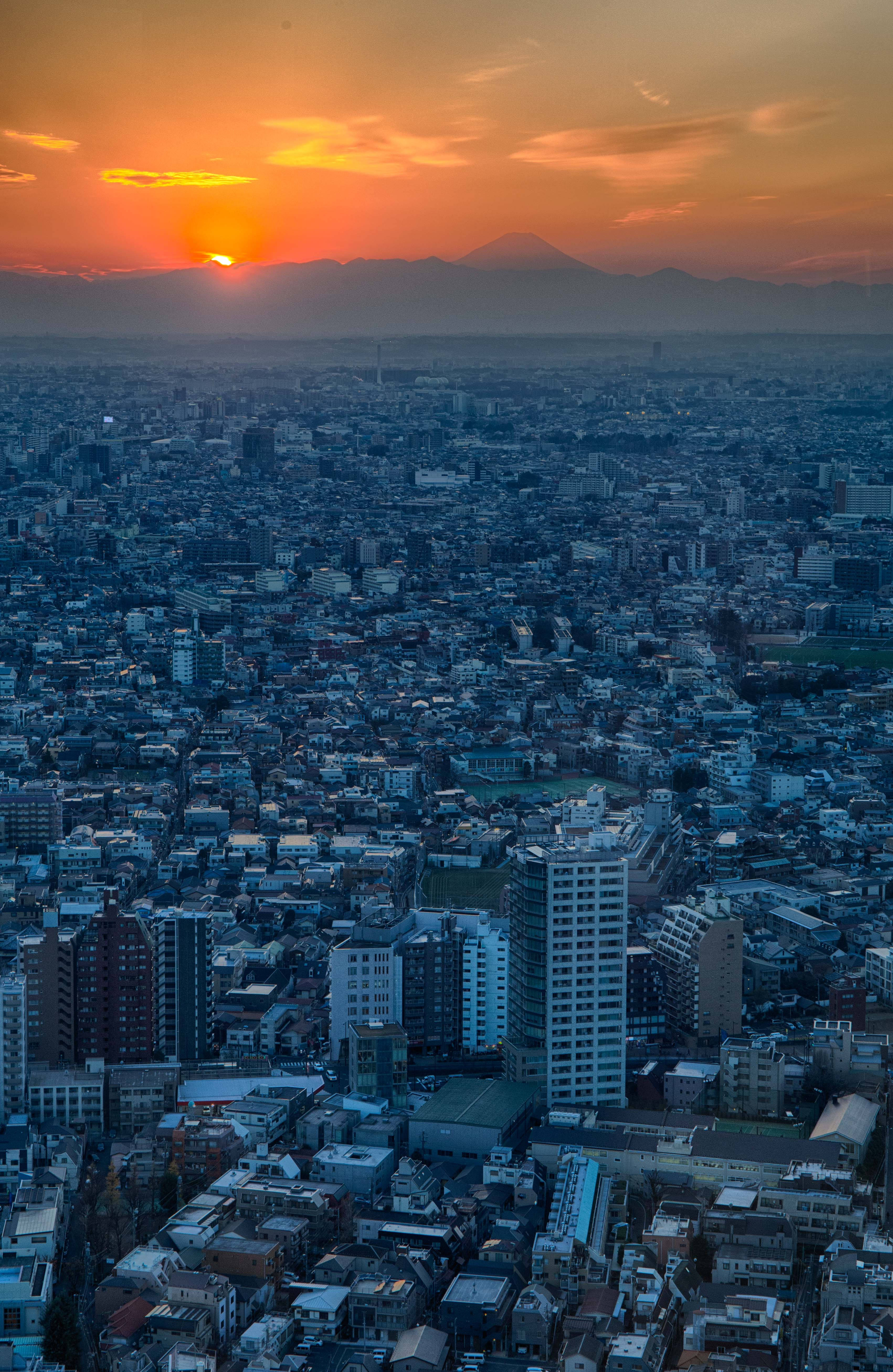"Tamasahan ang magandang tanawin ng langit ng Tokyo sa marilagong lilang na paglubog ng araw." Wallpaper