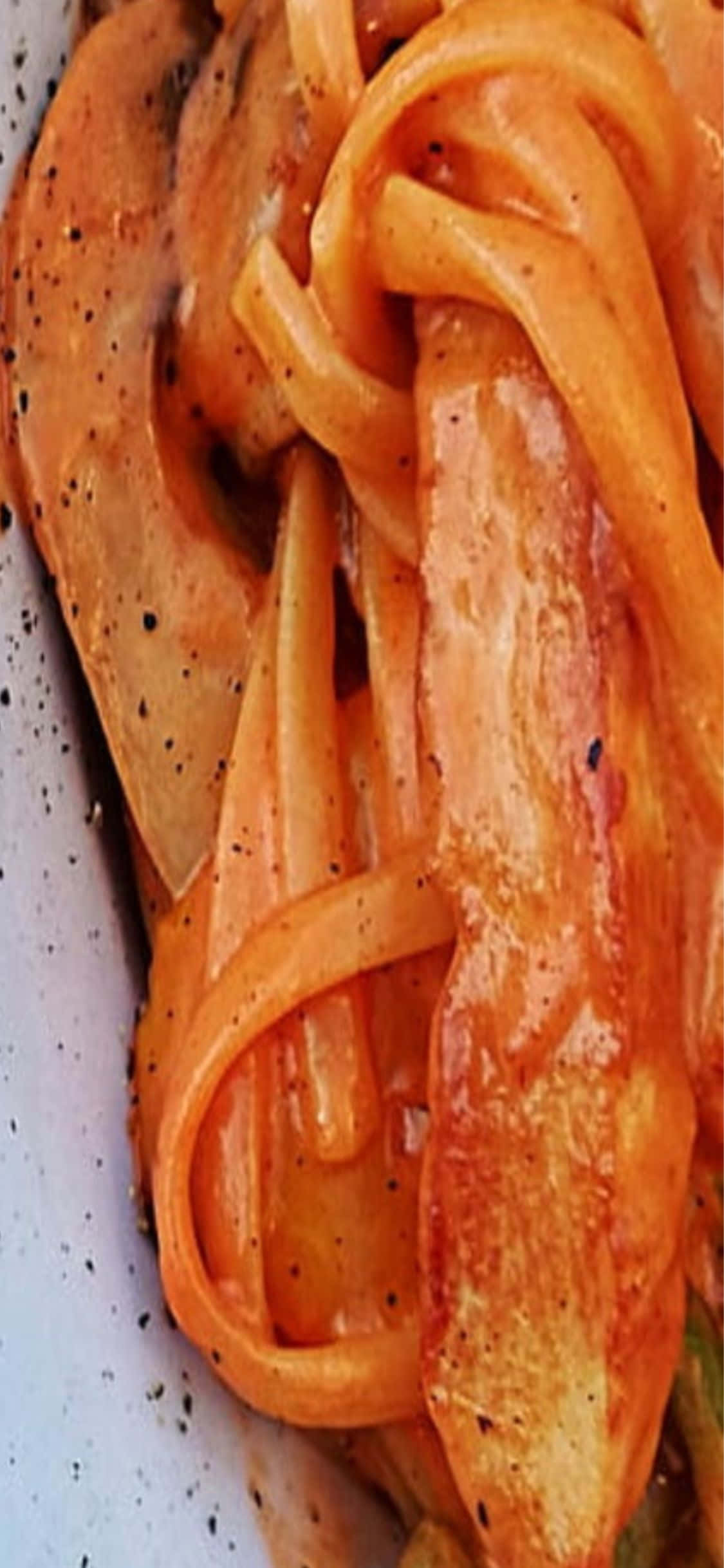 Tamasahan ang masarap na Italian pasta kasama ang iyong iPhone X. Wallpaper