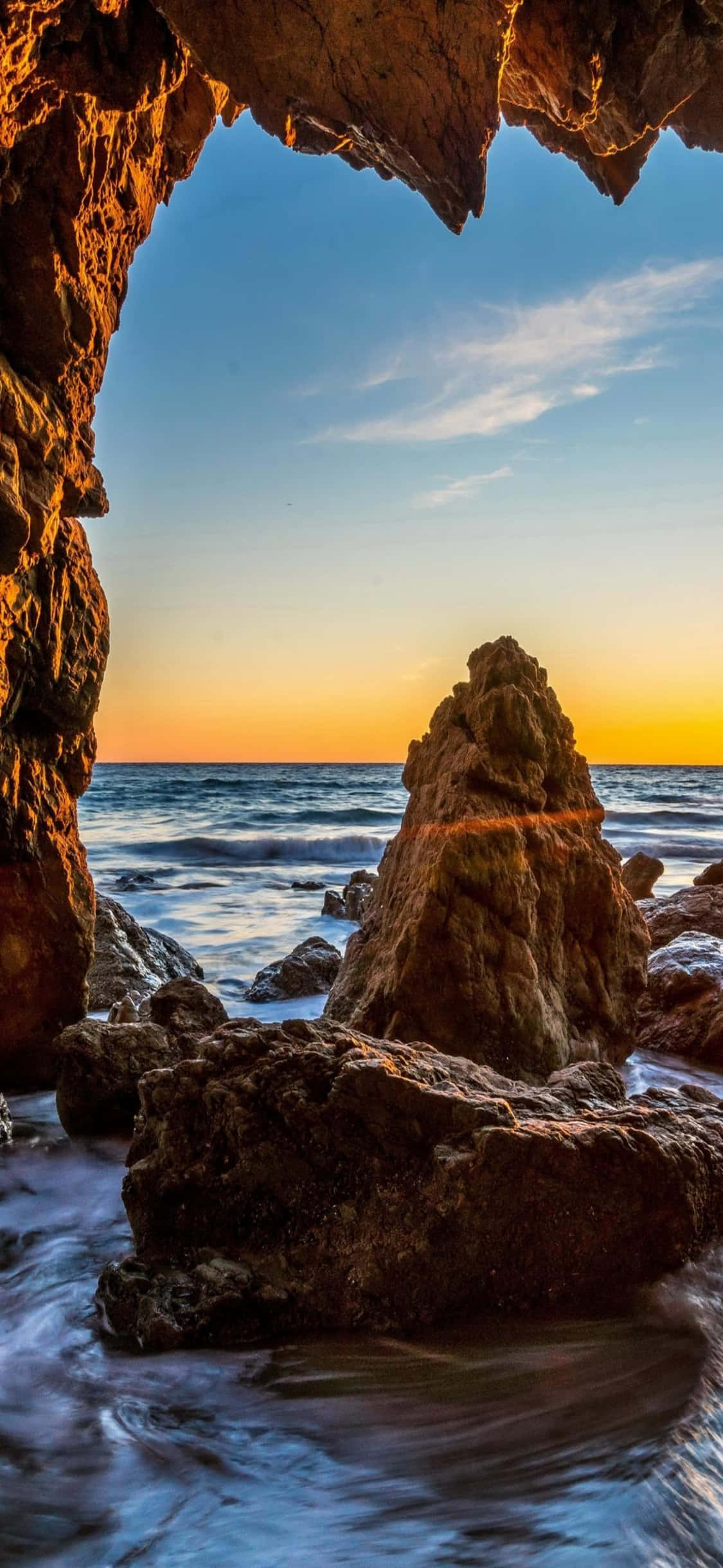 Tamasahan ang mga Nakakagulat na Tanawin ng Malibu gamit ang iPhone Xs Wallpaper
