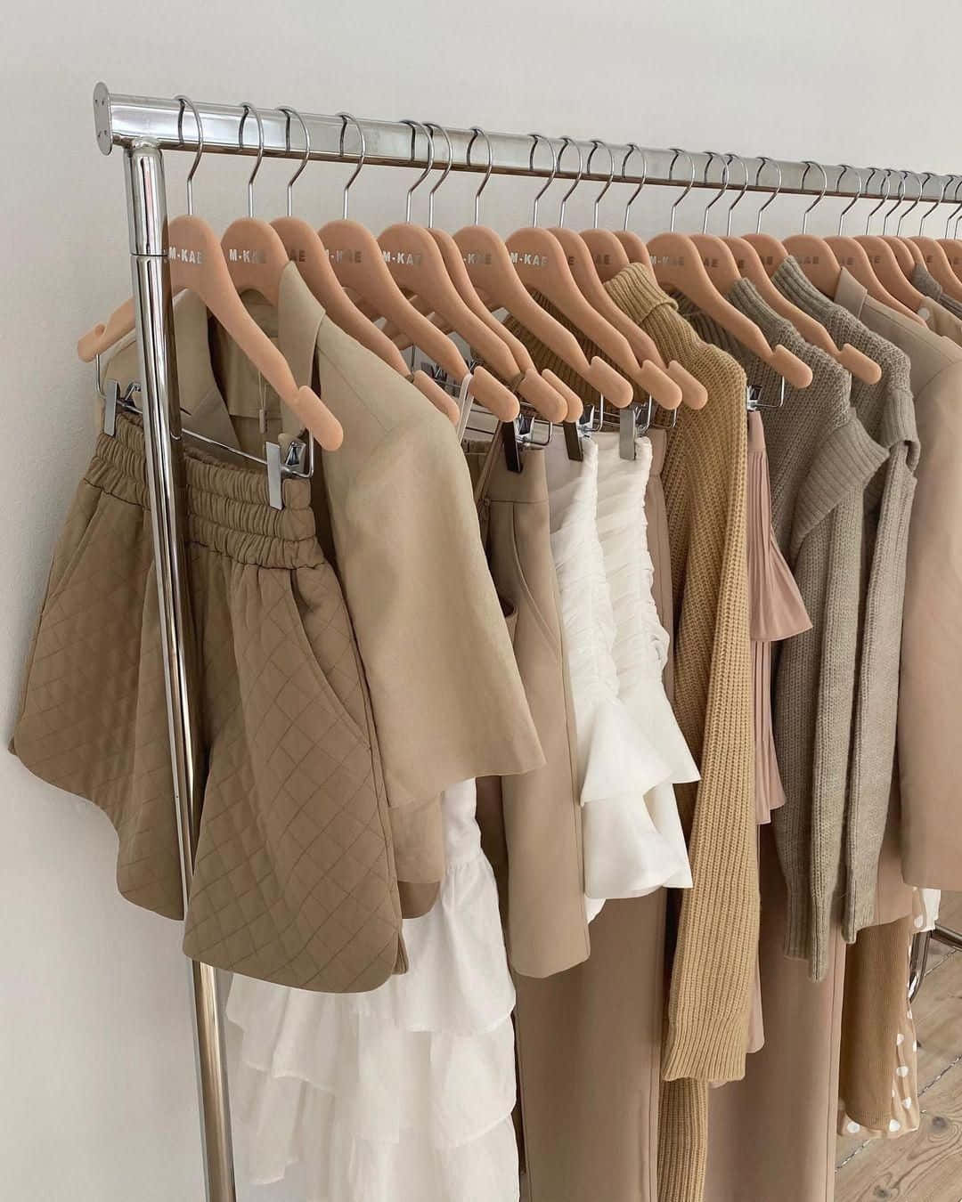 Tamasahin ang banayad na ganda ng Aesthetic Beige Wallpaper