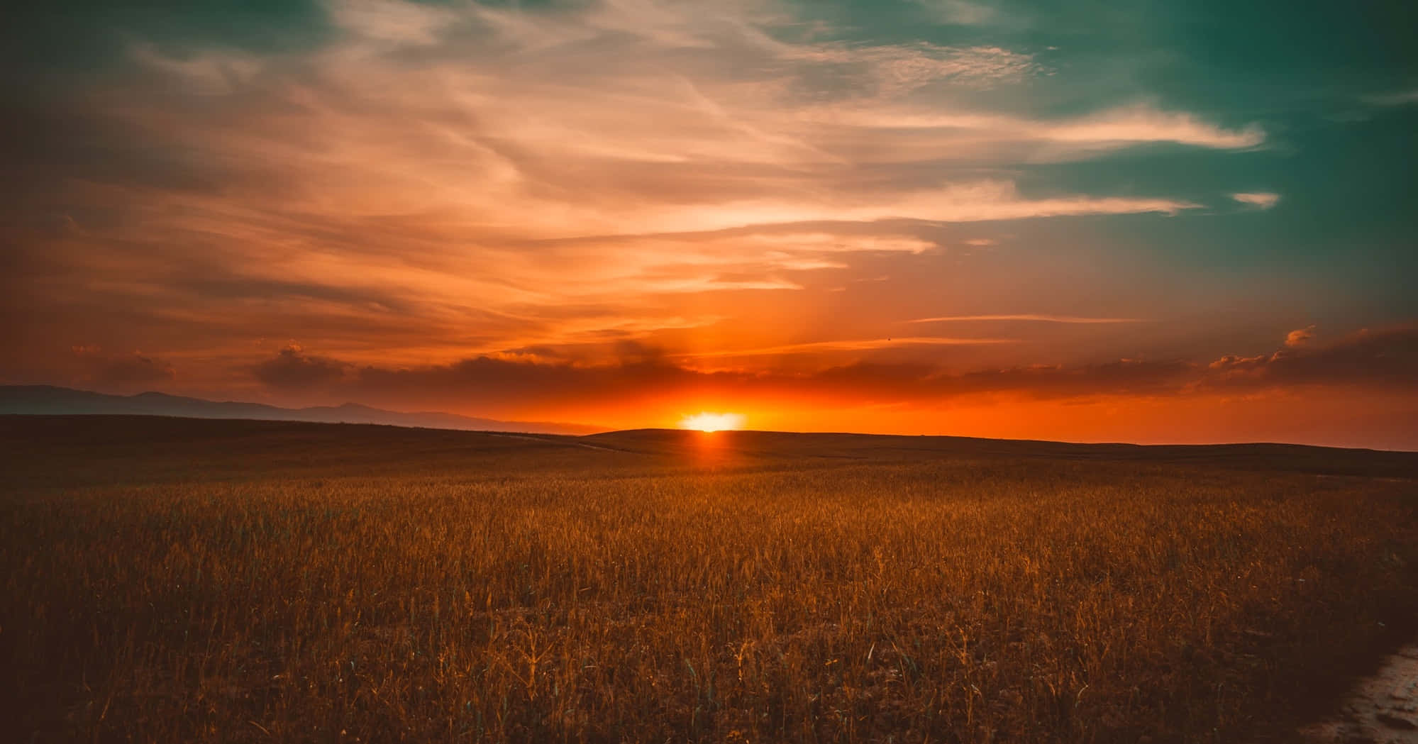 Tamasahin ang ganda ng isang payapang paglubog ng araw Wallpaper