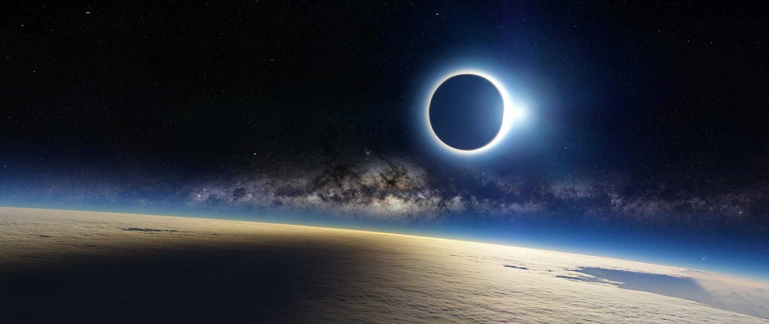 "Tamasahin ang isang nakakagulat na eklipse sa labas ng kalawakan." Wallpaper