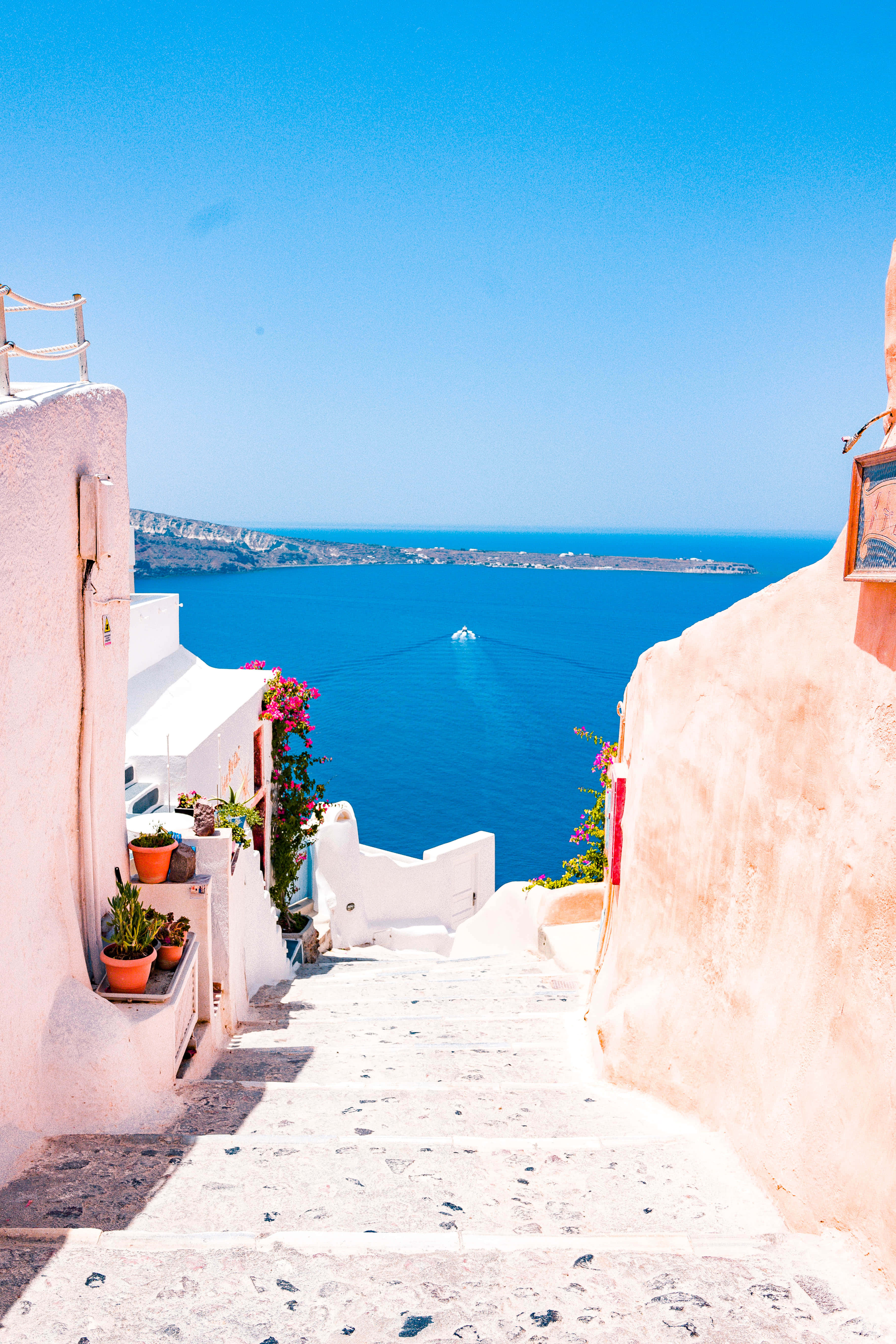 Tamasahin ang nakakapigilid na tanawin ng Santorini, Greece Wallpaper