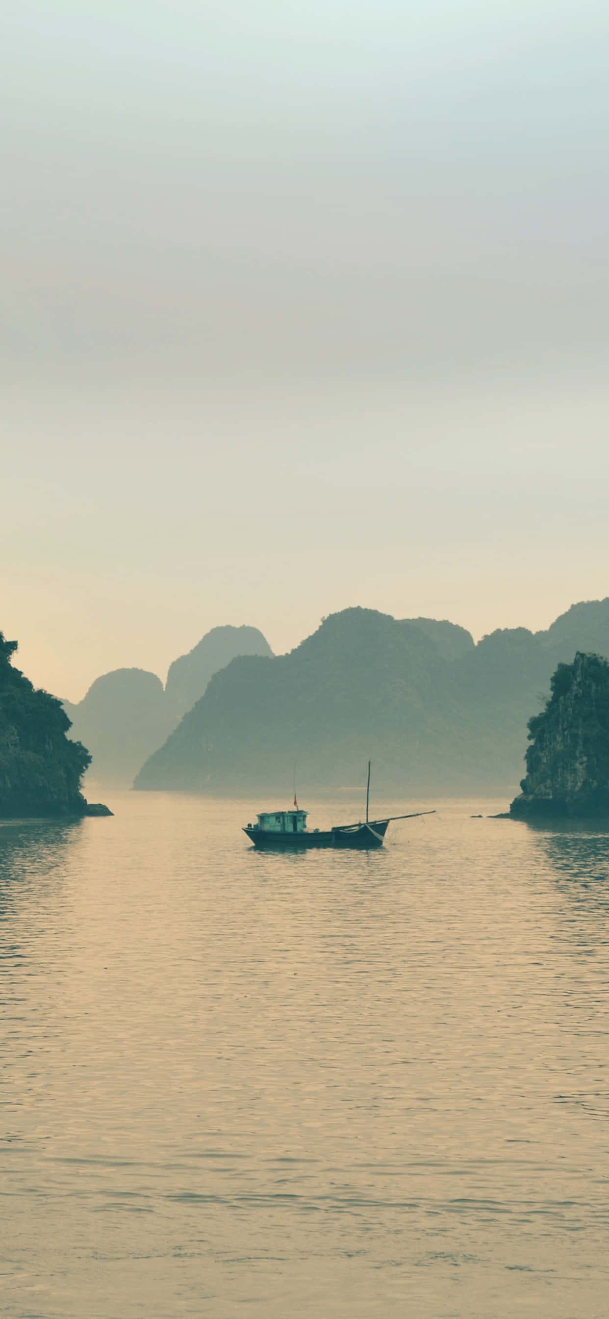 Tanaw ng Halong Bay ng Vietnam Wallpaper