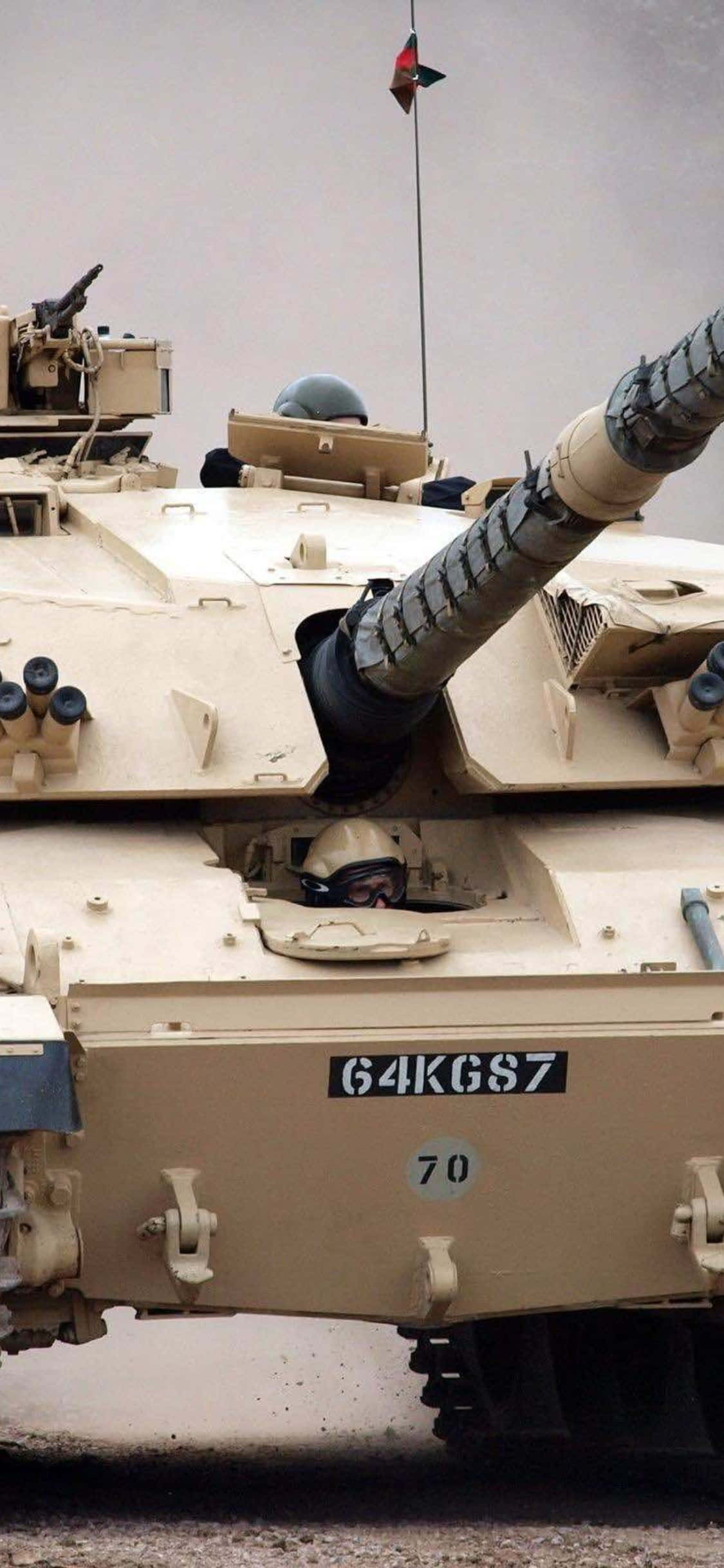 Tanaw ng Isang Army Tank Laban sa Isang Nagliliwanag na Paglubog ng Araw Wallpaper