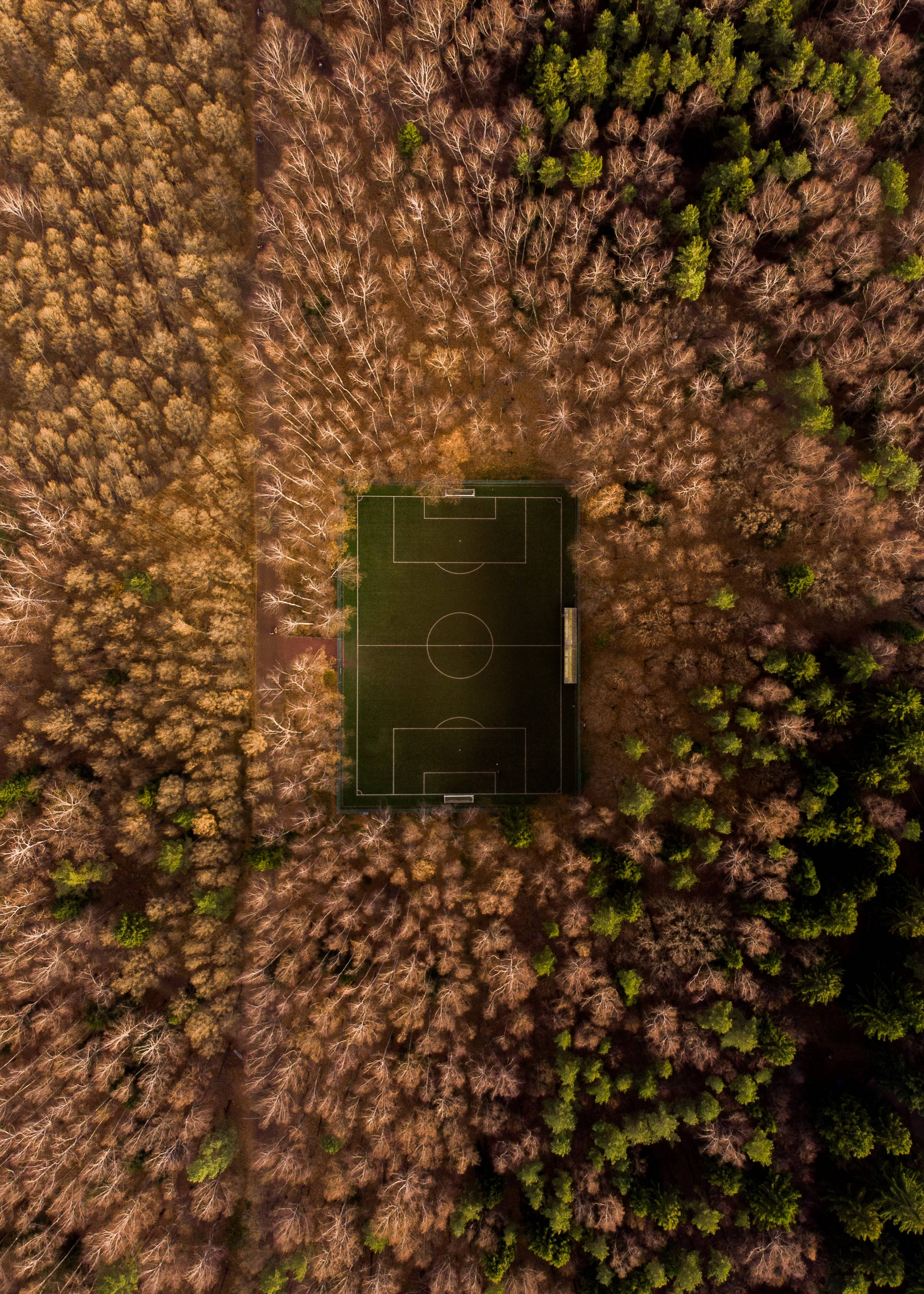 Tanawin ng Ibong Mata ng Football Field sa Maaraw na Araw Wallpaper