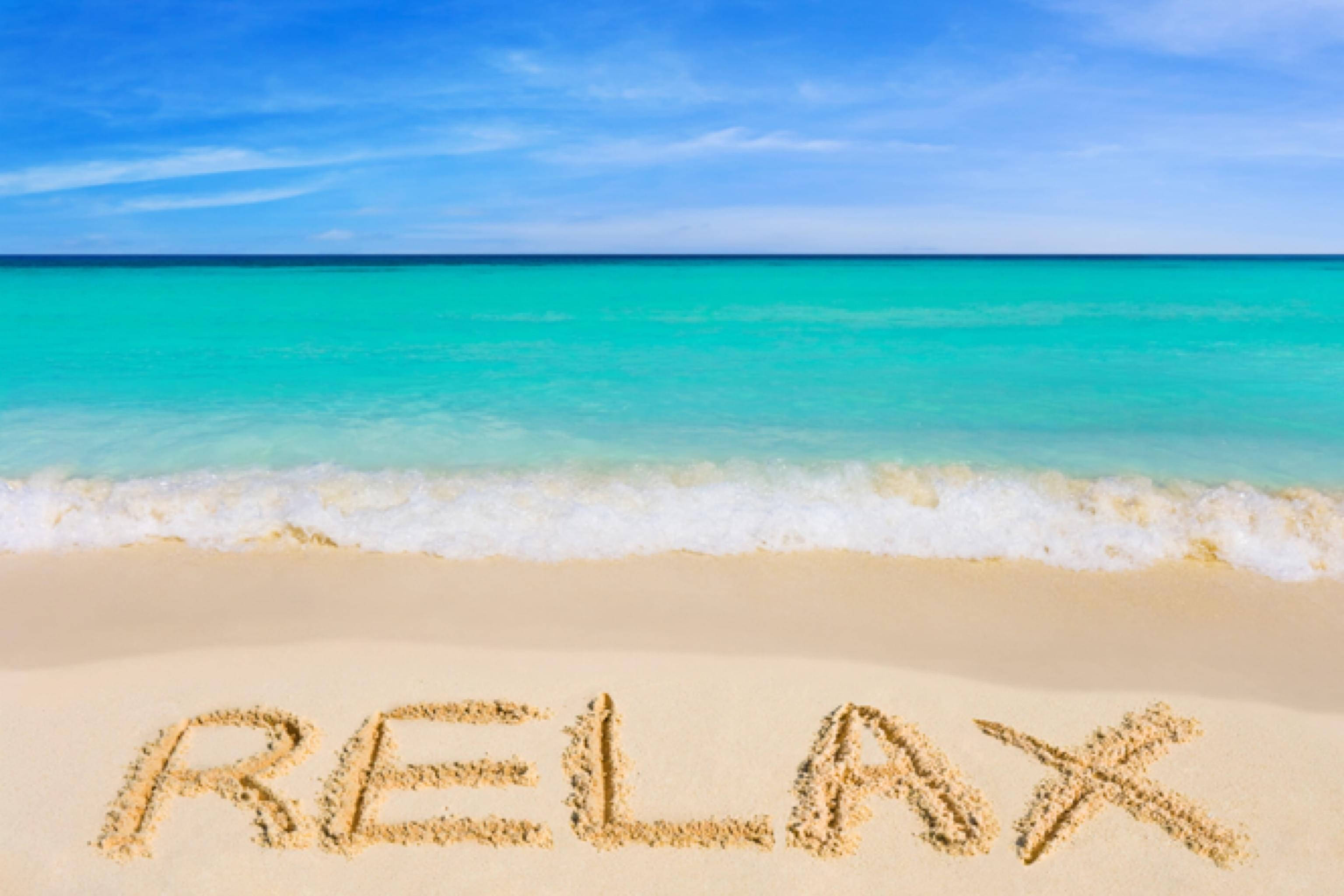 Tanawin ng Karagatan na May Salitang Relax Wallpaper