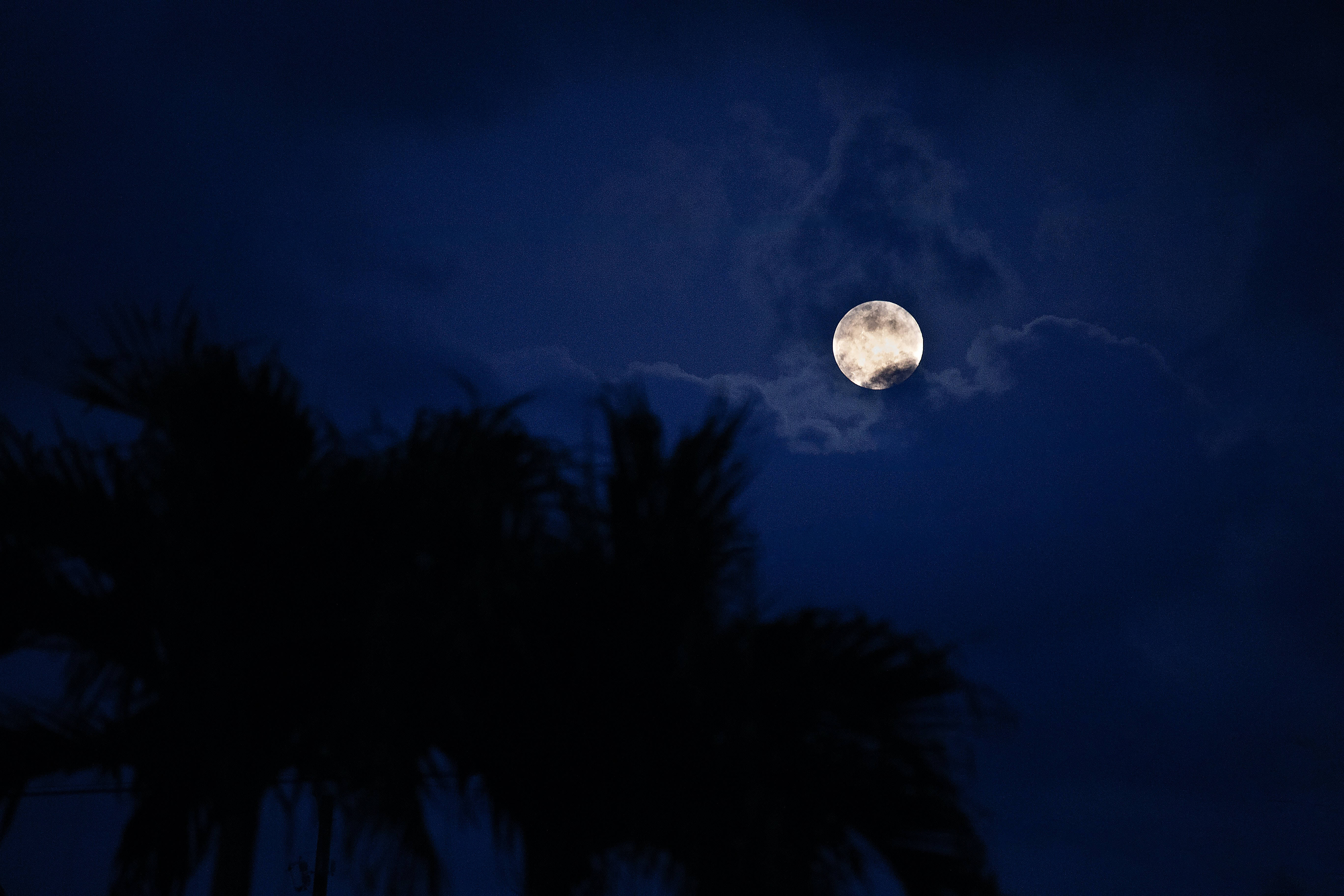Tanawin ng Moon Island Wallpaper