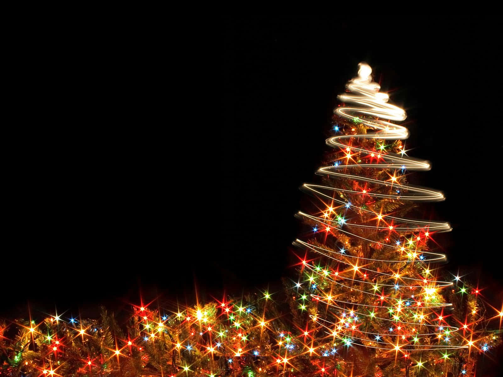 Tangkilikin ang Diwa ng Pasko Kasama ang Iyong Pamilya – Liwanag ng mga Ilaw sa Pasko ang Nagbibigay-Sigla sa Inyong Tahanan Wallpaper