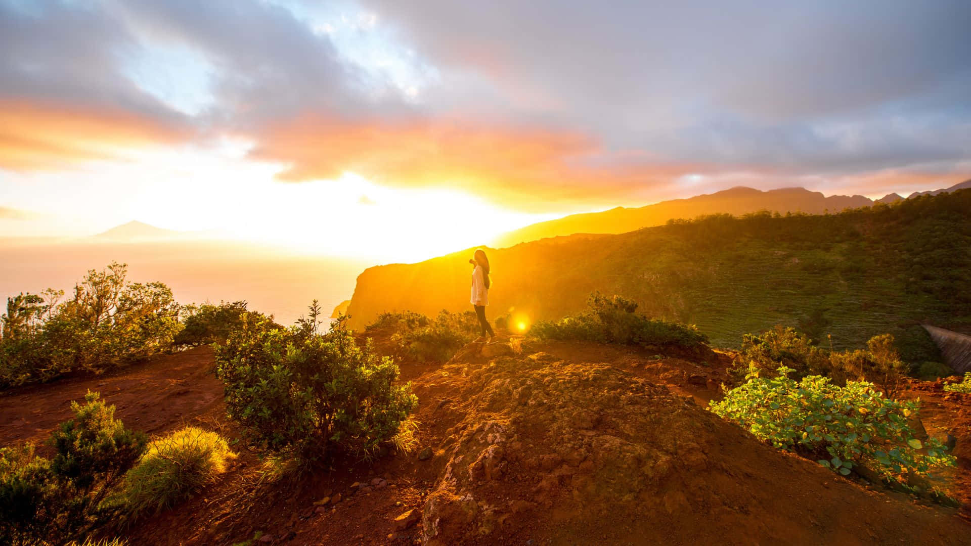 Tangkilikin ang ganda ng pagsikat ng araw sa umaga Wallpaper